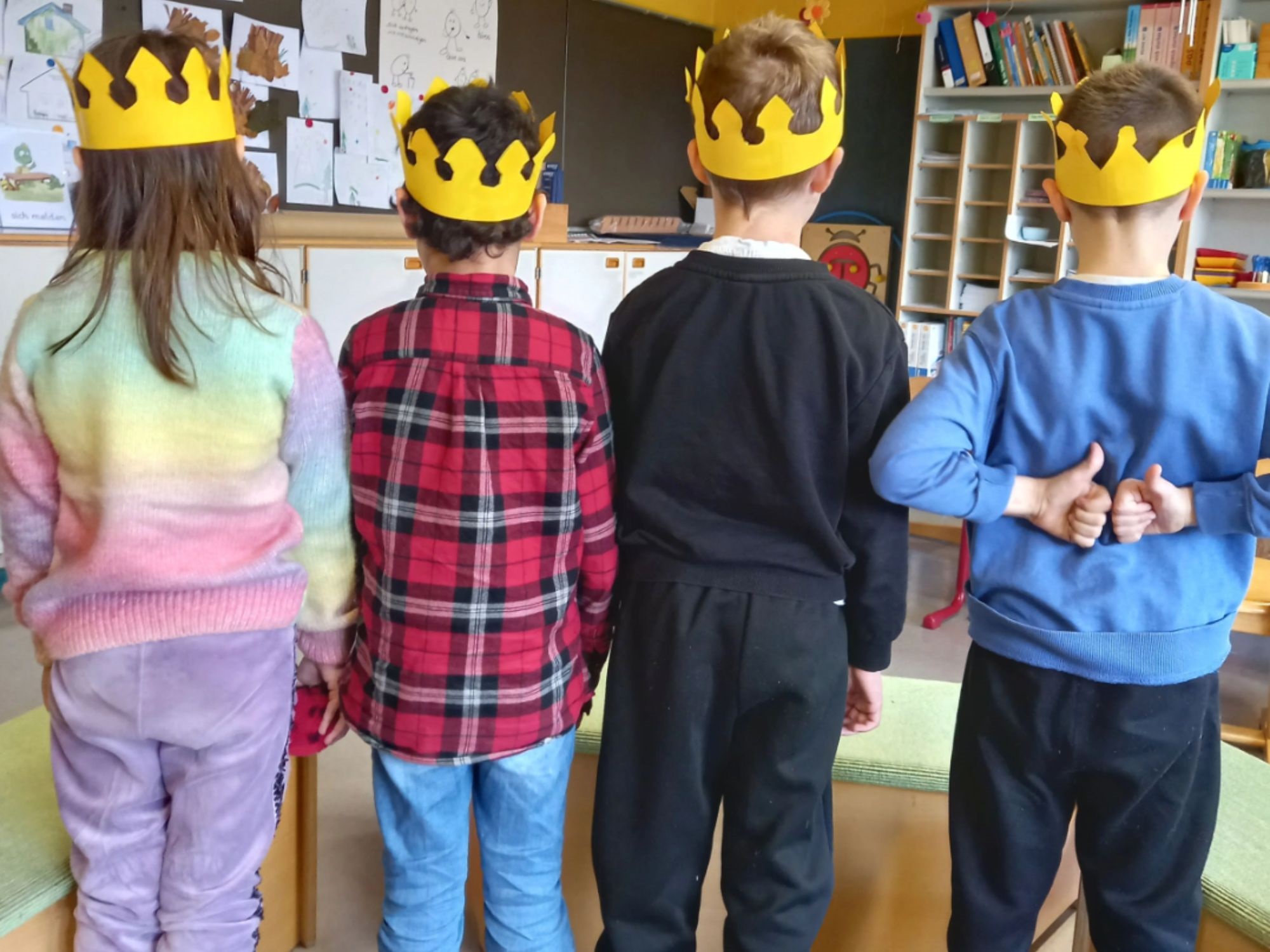 Ausstellung_Menschenkind_Text_2000x1555 Kinder mit einer Königskrone auf dem Kopf.