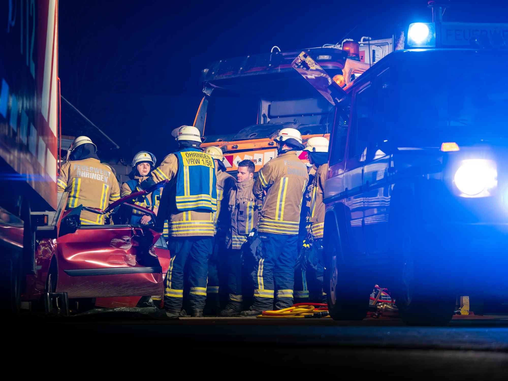 Text_Wochenende der offenen Tore Feuerwehr (3) Feuerwehrleute bergen ein verunfalltes Auto