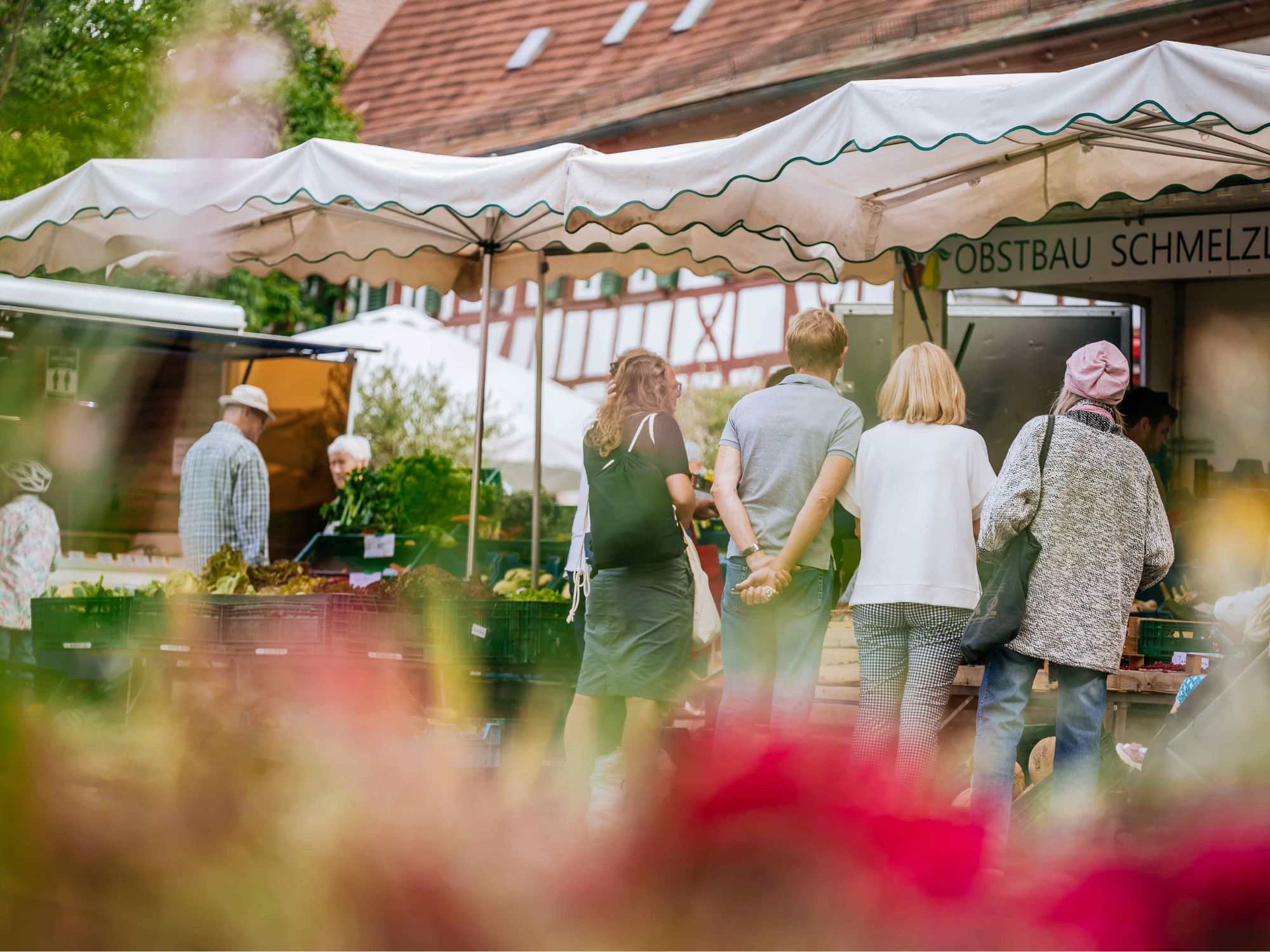 Gruppe Mesnchen auf dem Wochemerkt beim EInkaufen am Gemüsestand Gruppe Menschen auf dem Wochenmarkt beim Einkaufen am Gemüsestand