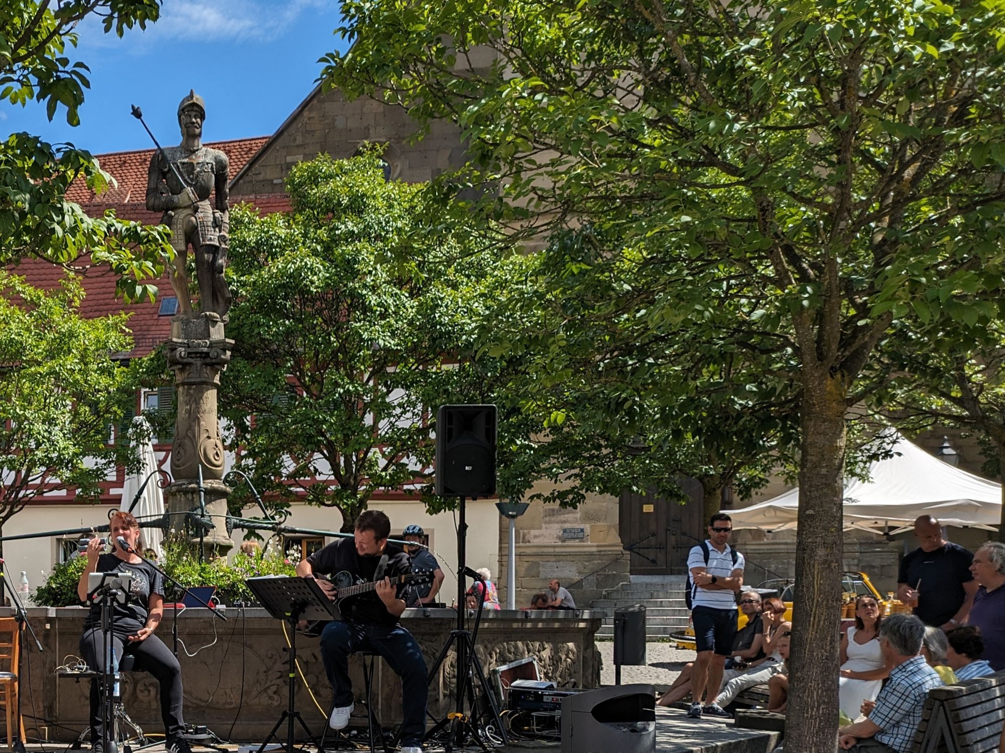 Musiker auf dem Marktplatz und umliegenden Zuschauern Musiker auf dem Marktplatz und umliegenden Zuschauern