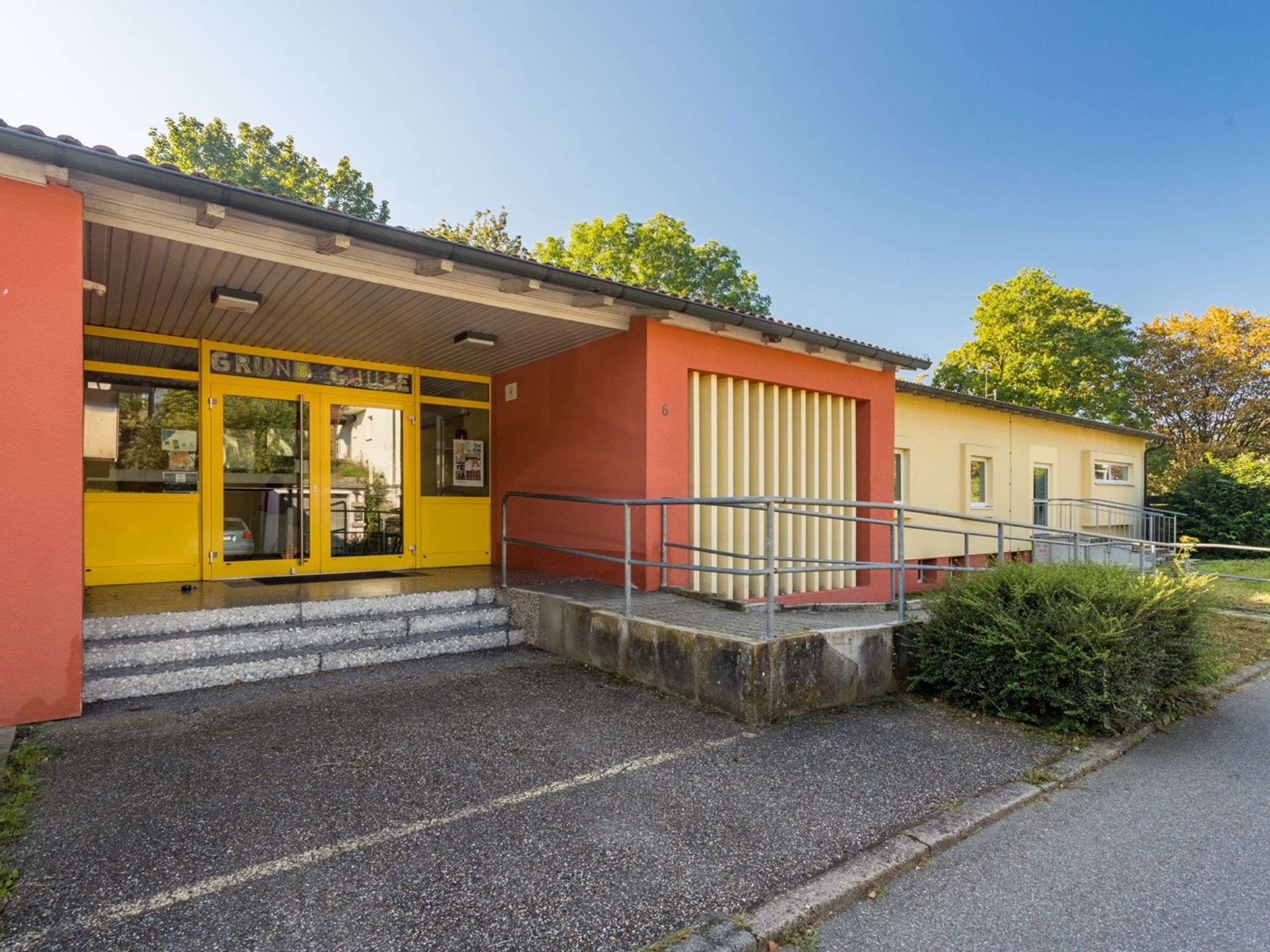 Neue VHS in der Grundschule Cappel Eingang