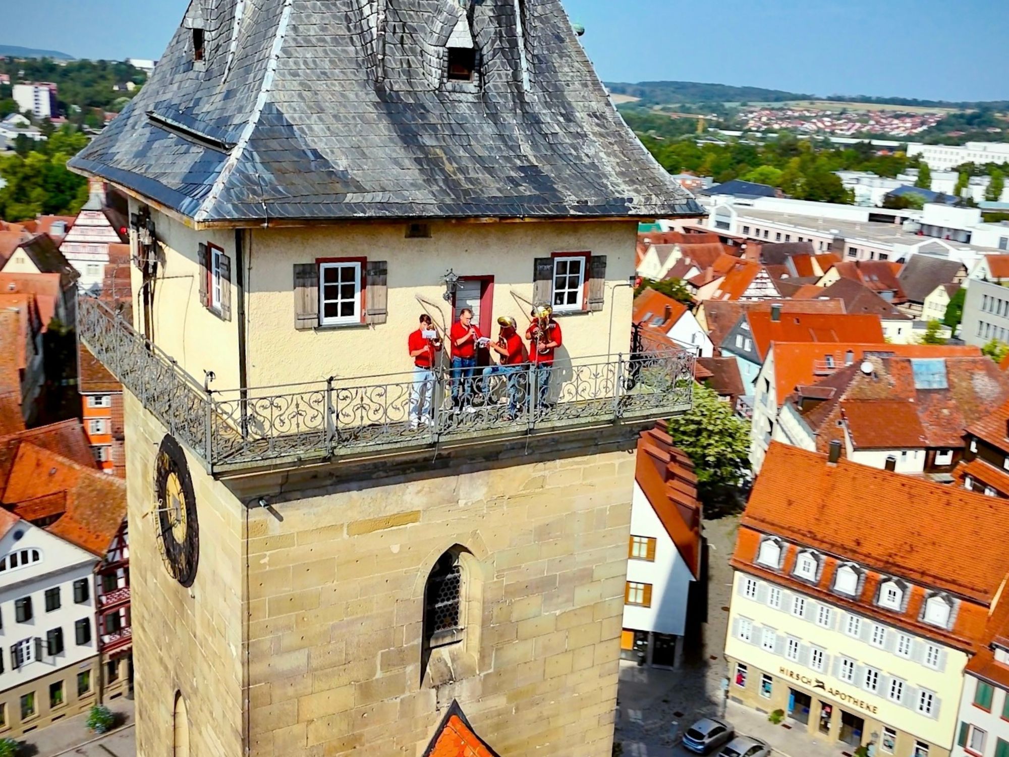 Musiker auf dem Balkon des Glockenturms Die Turmbläser stehen auf dem Balkon des Glockenturm der Stiftskirche