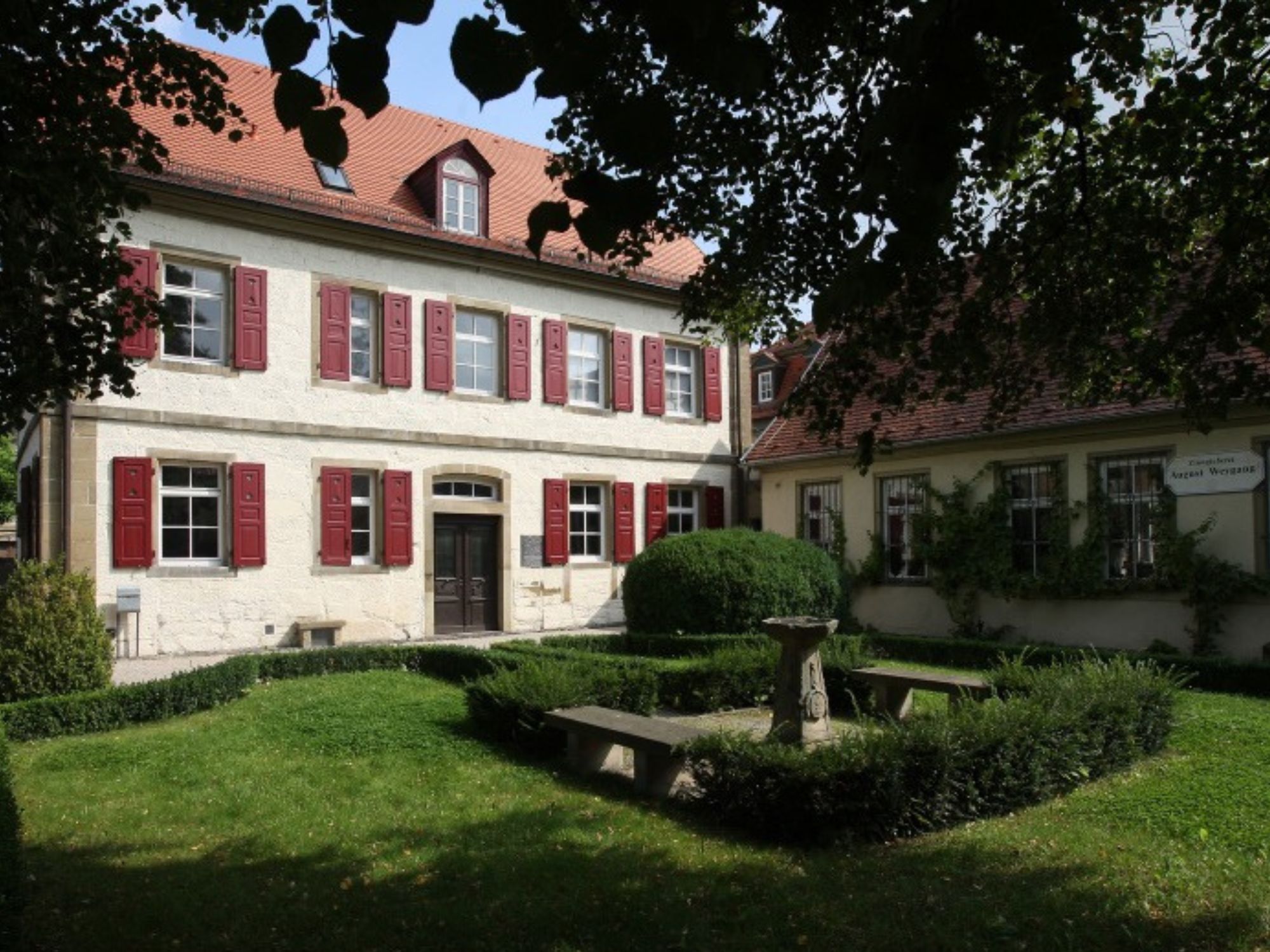 grüner Innenhof mit dem Weygang Museum im Hintergrund in Öhringen grüner Innenhof mit dem Weygang Museum im Hintergrund in Öhringen
