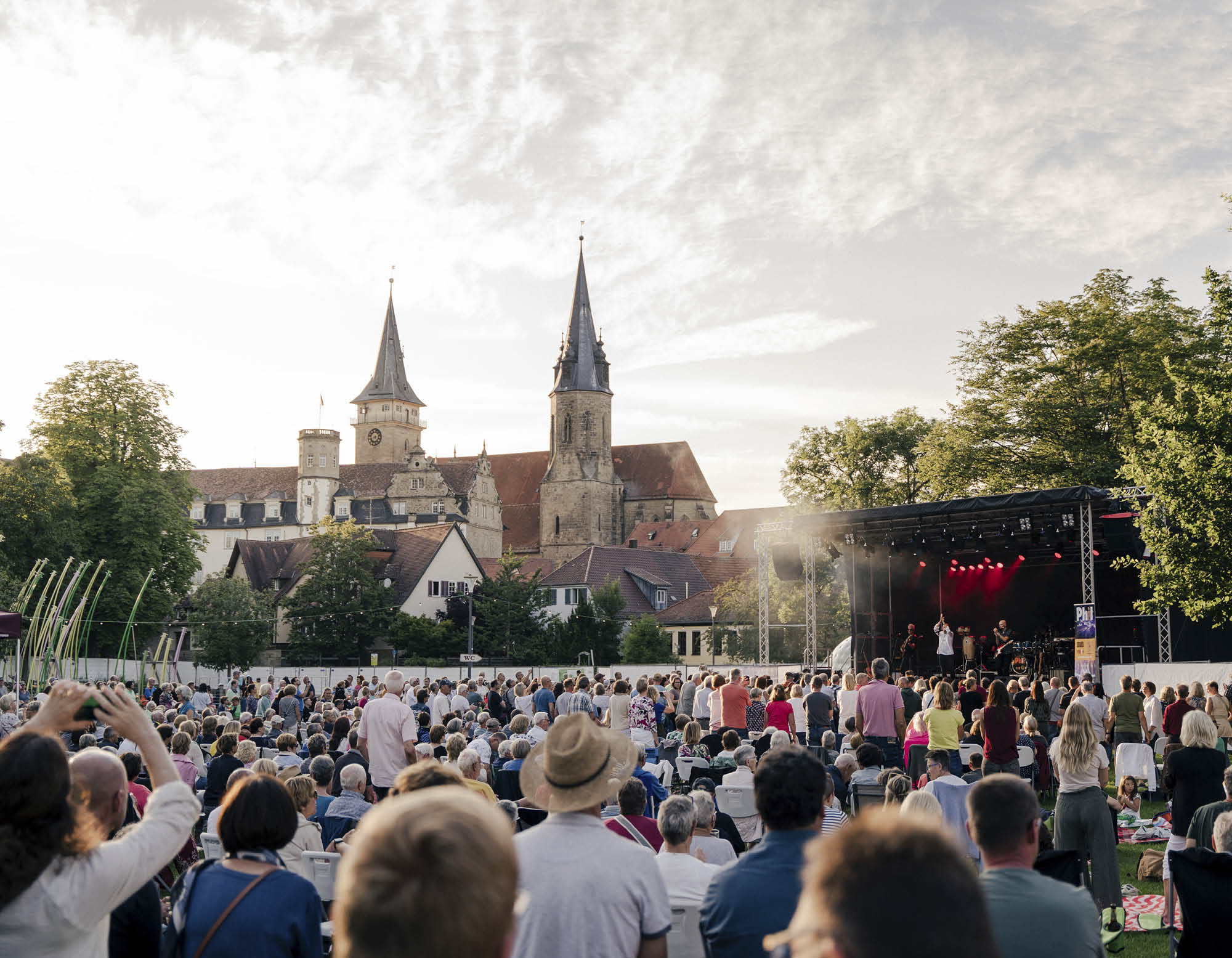 Viele Menschen im Hofgarten vor der Bühne beim Sommerfestival