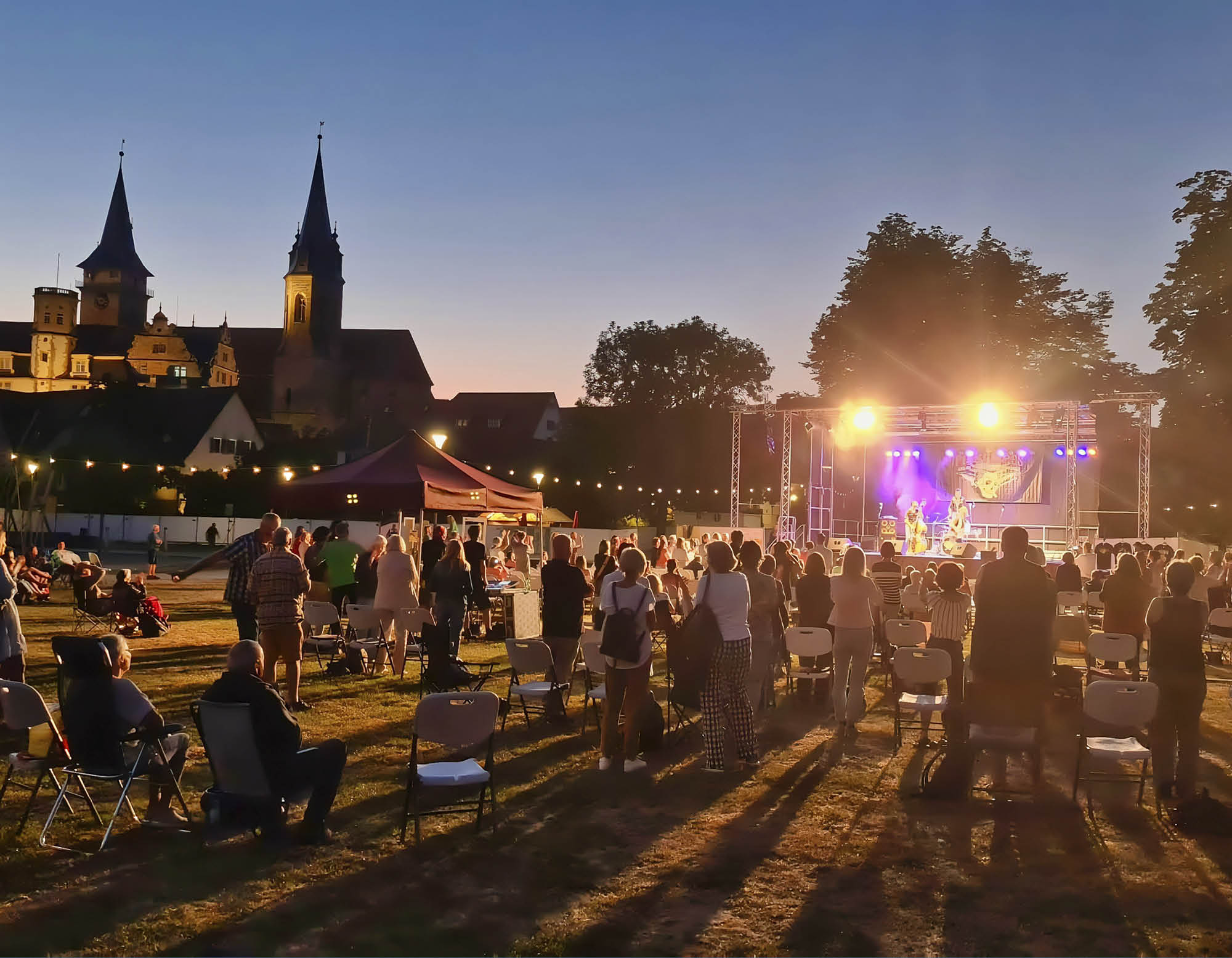 Sommerflair bei Nacht vor der Bühne
