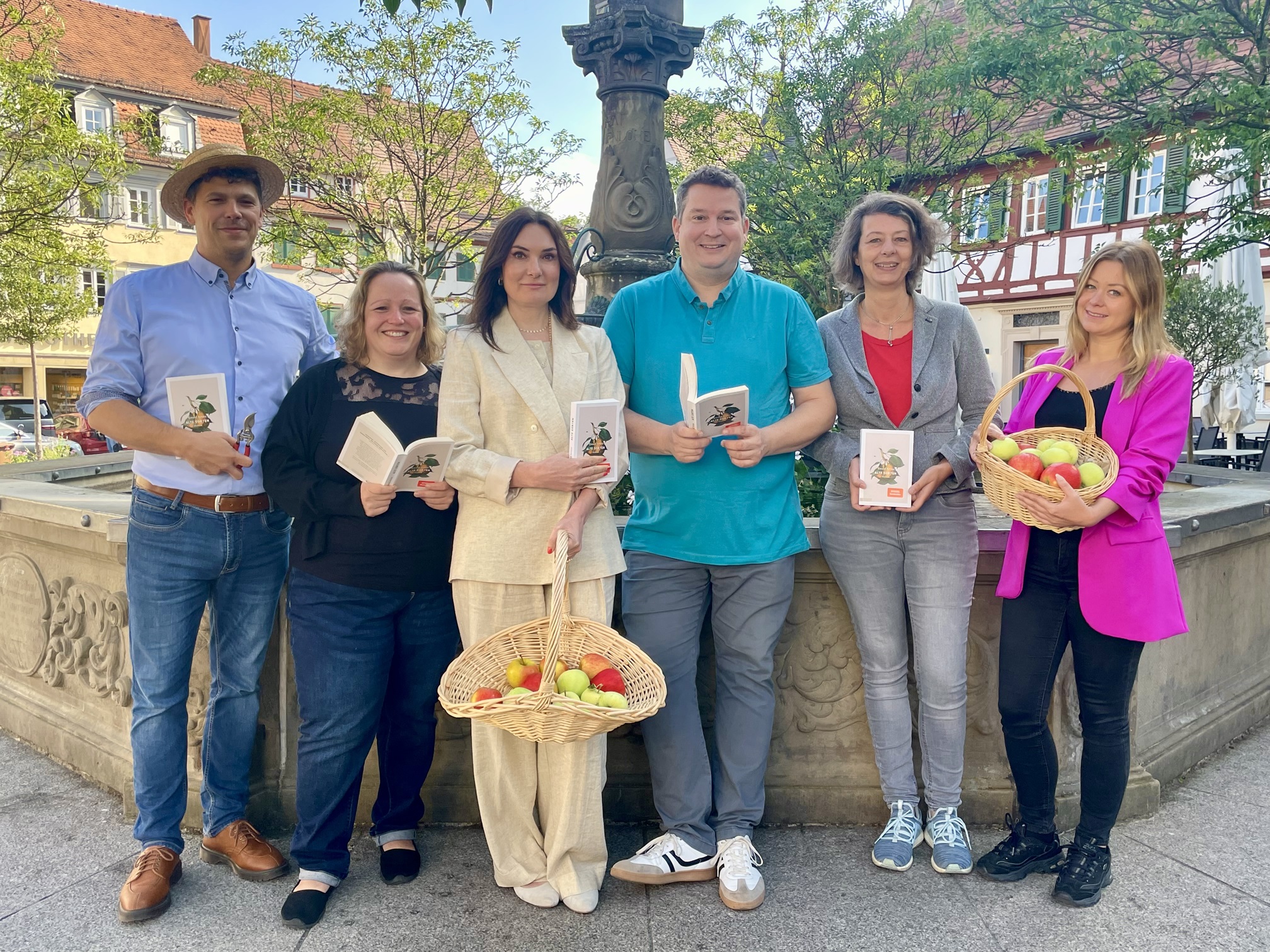 Das Kuratorium vor dem Brunnen in Öhringen mit dem neuen Buchtitel in der Hand.