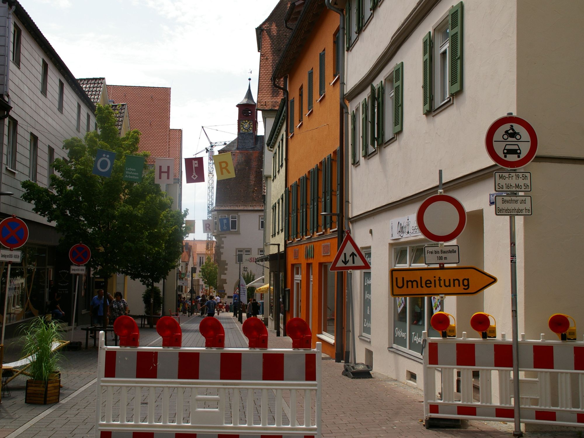 Sperrung der Straße durch Warnbaken und einem Umleitungsschild Sperrung der Straße durch Warnbaken und einem Umleitungsschild