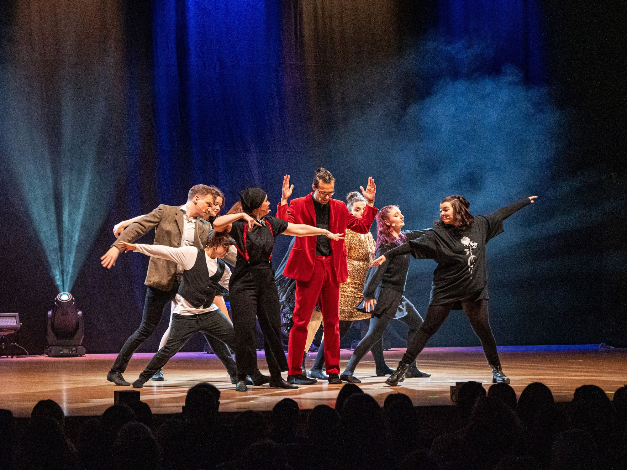 Theater Gruppe auf der Bühne