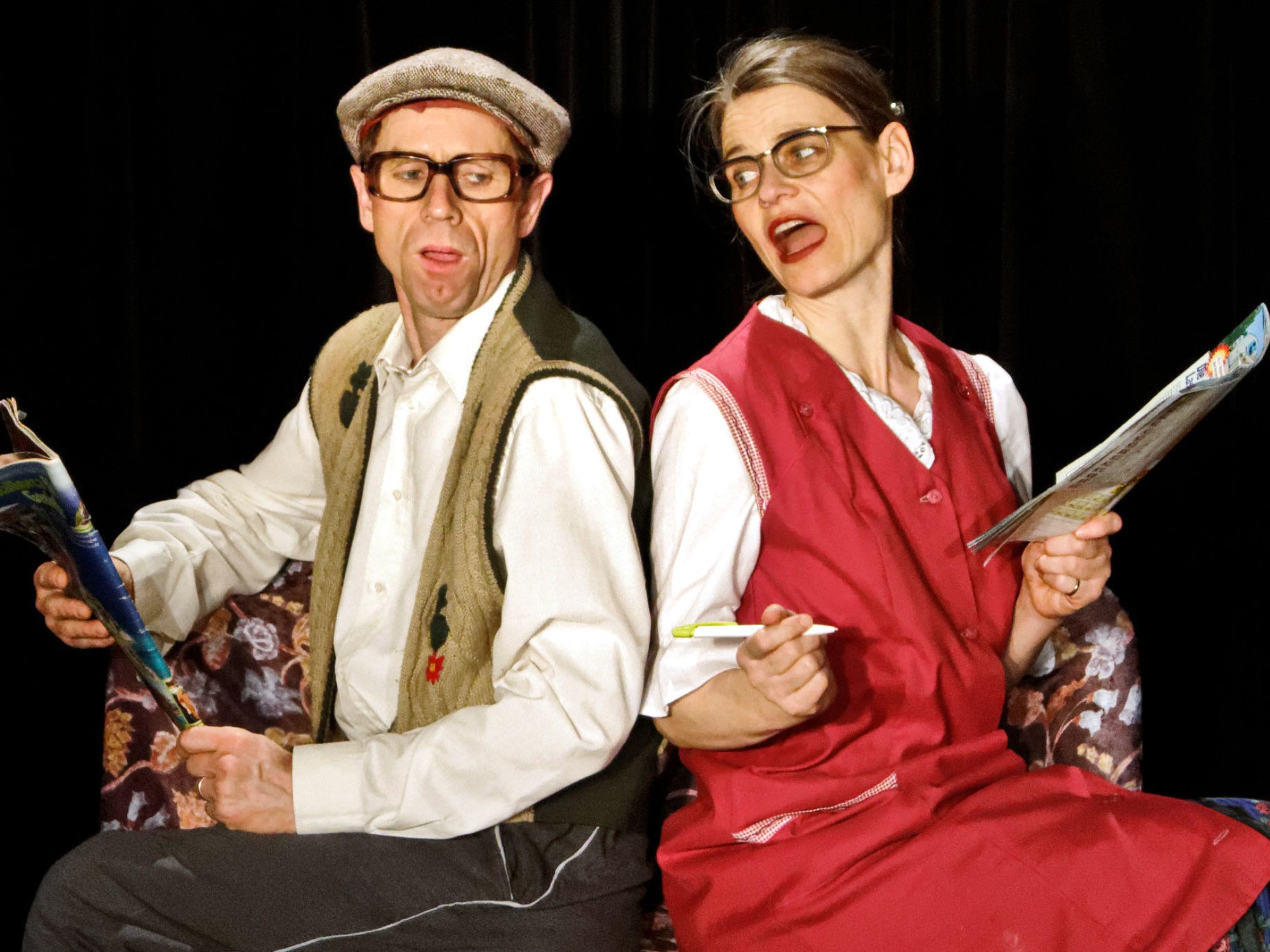 Ehepaar spielt Theater auf der Bühne