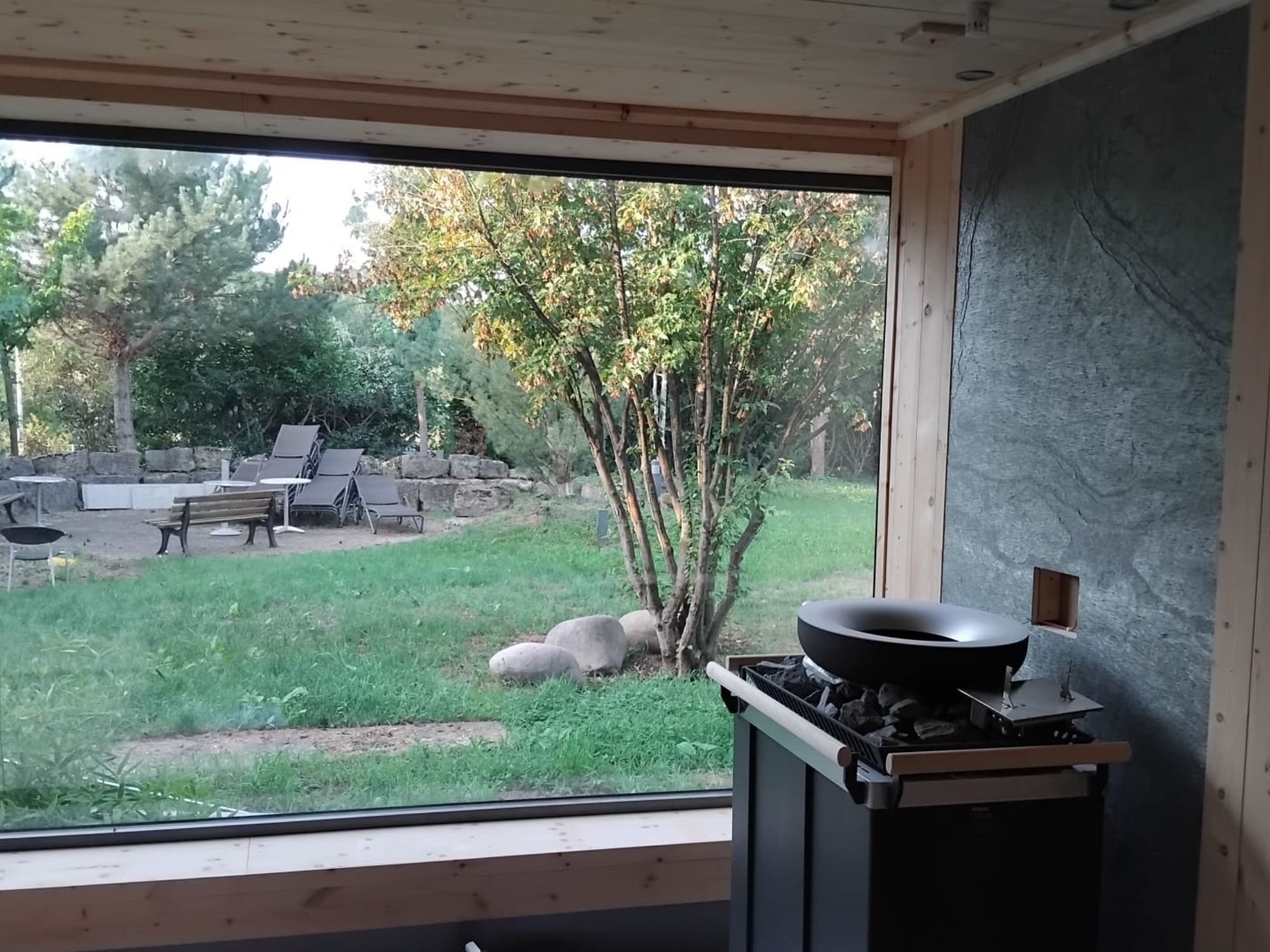 Blick aus der Sauna in den Garten Blick aus der Sauna in den Garten
