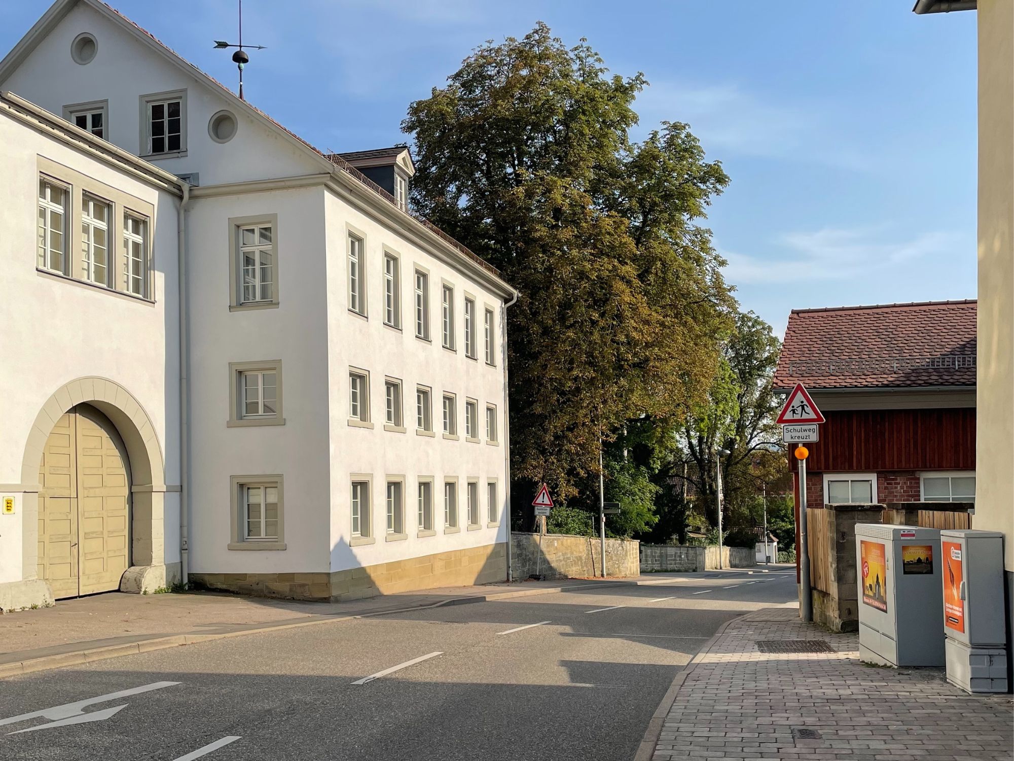 Straße mit Häusern links und rechts Straße mit Häusern links und rechts
