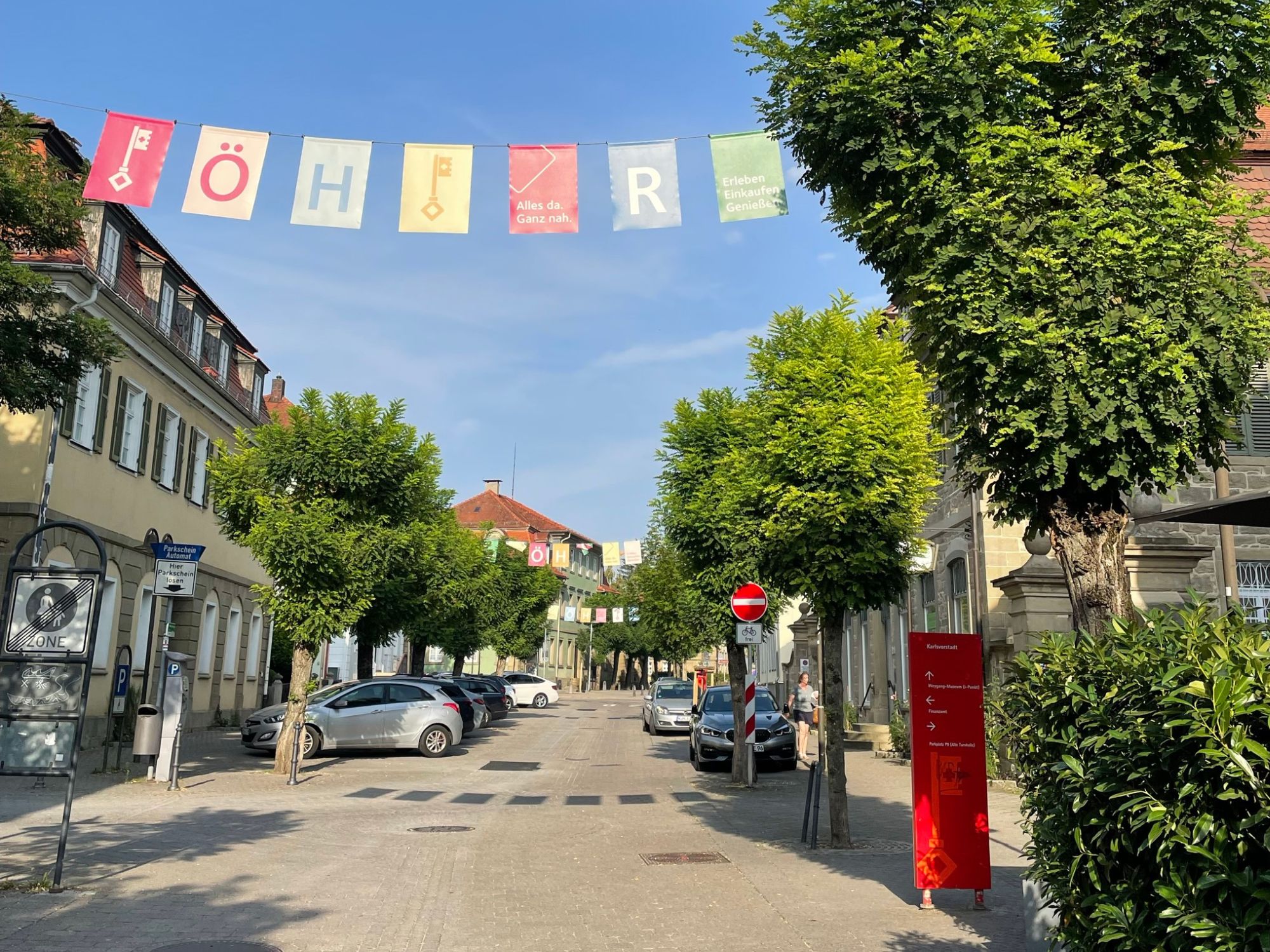 Fußgängerzone mit Wimpeln in Öhringen