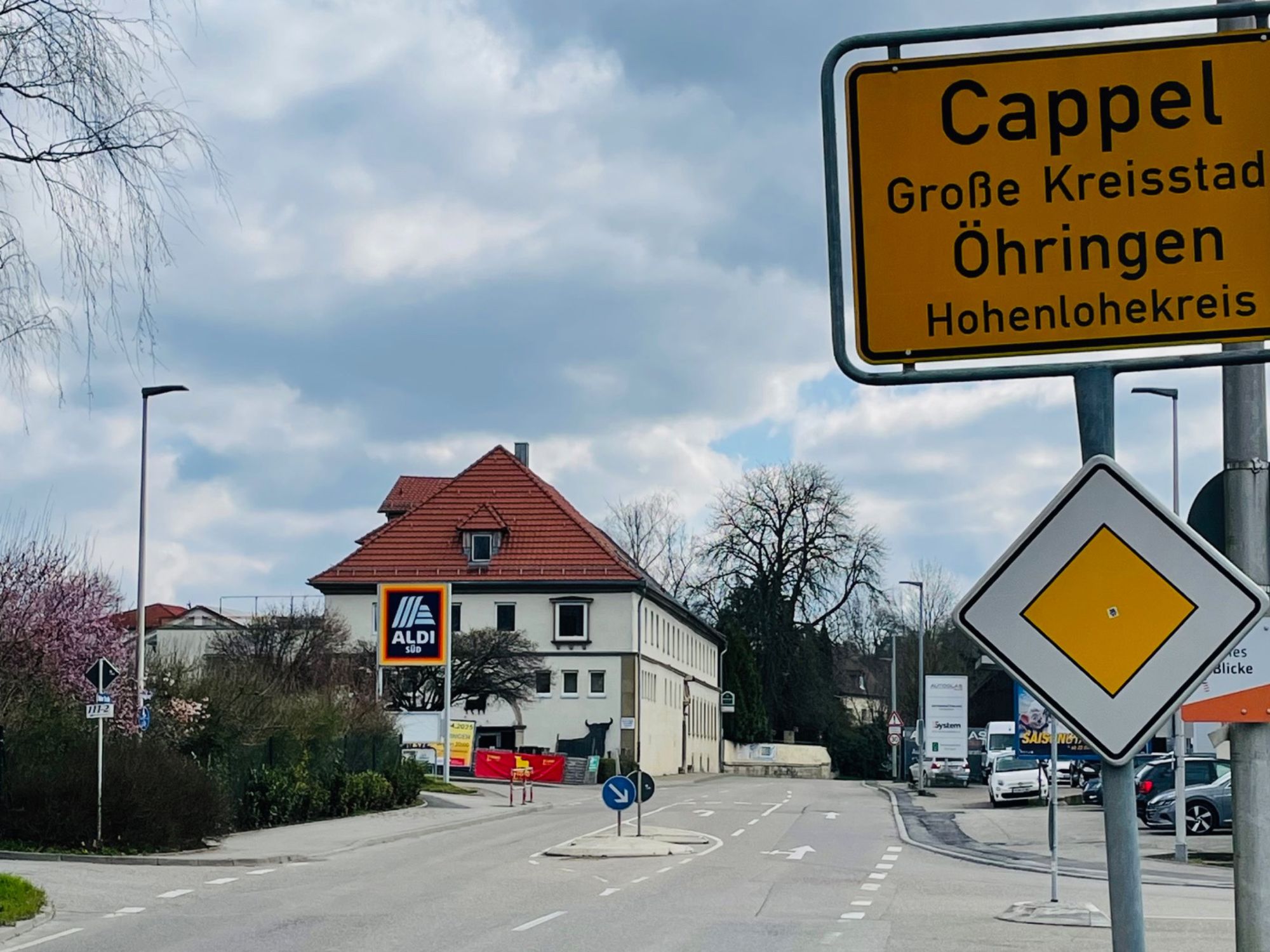 Fußgängerzone mit Wimpeln in Öhringen