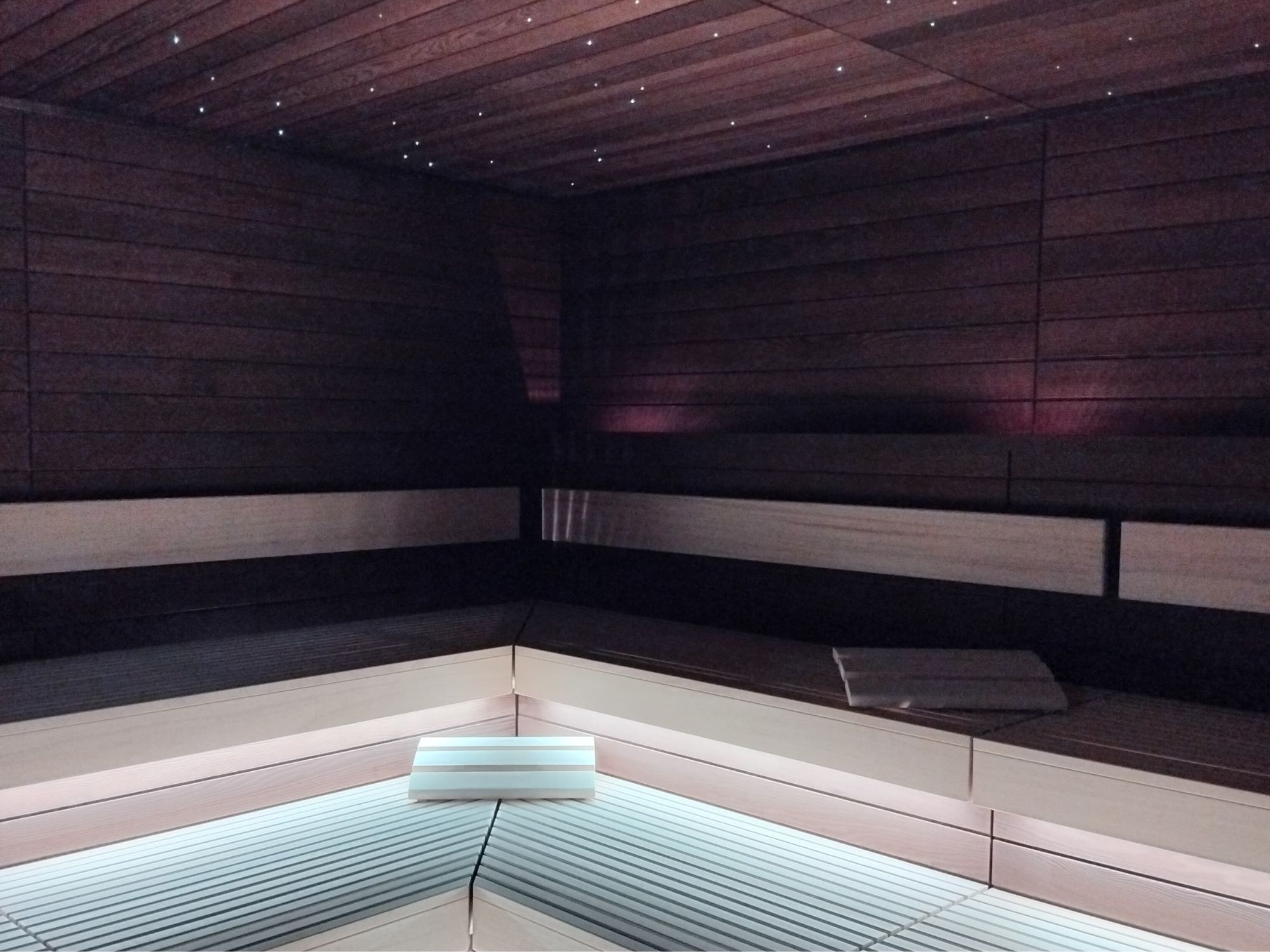 Saunalandschaft mit Beleuchtung und Sternenhimmel