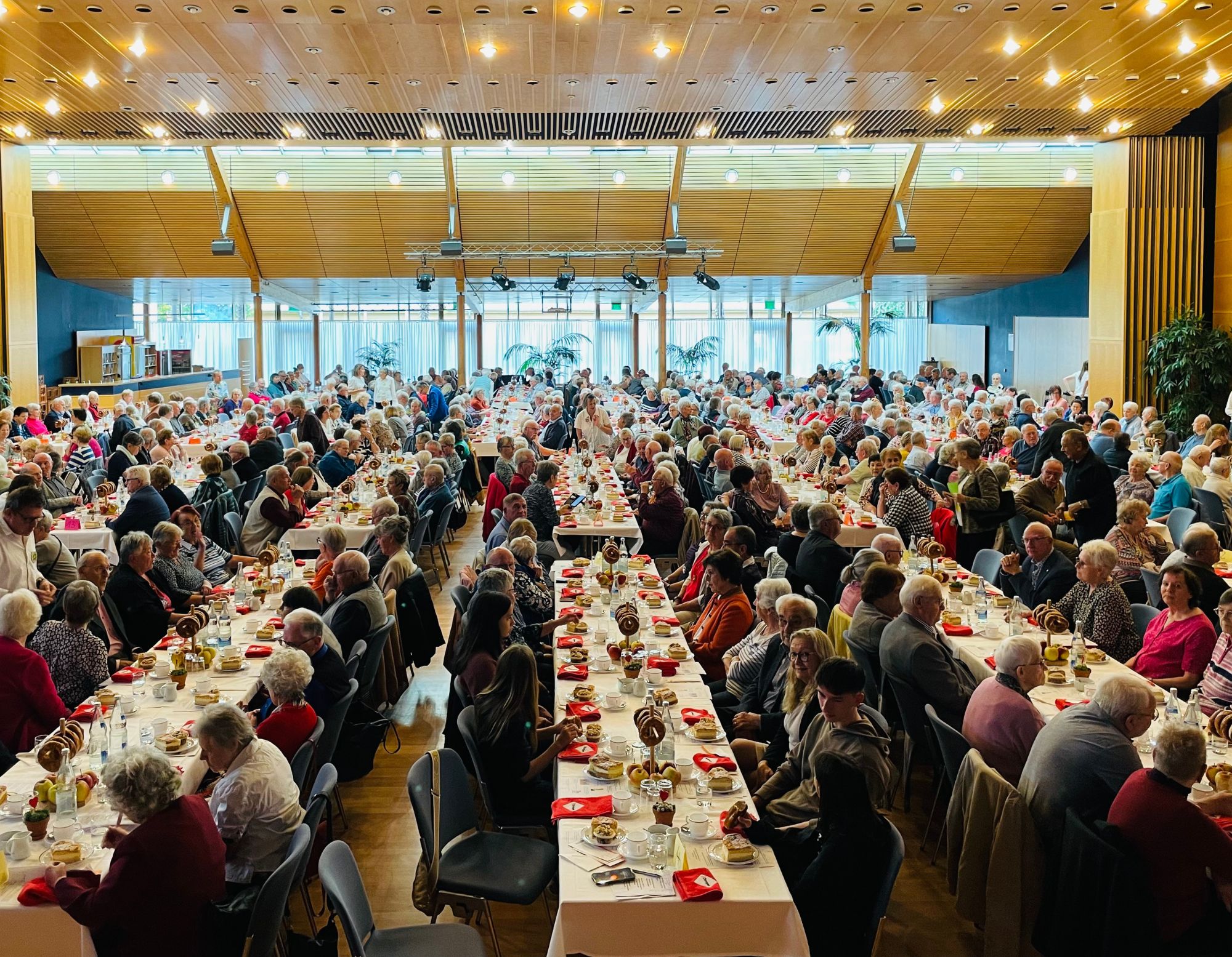 Senioren an Tischen in der KULTURa Senioren an Tischen in der KULTURa
