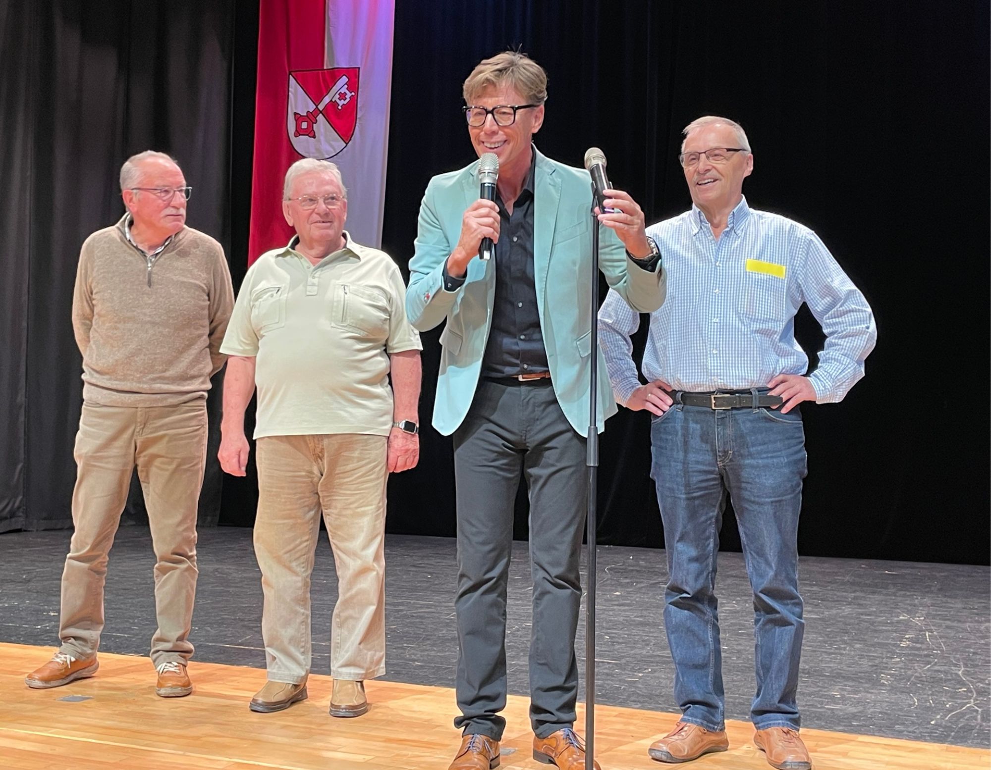 Hansy Vogt auf der Bühne mit 3 Senioren Hansy Vogt auf der Bühne mit 3 Senioren