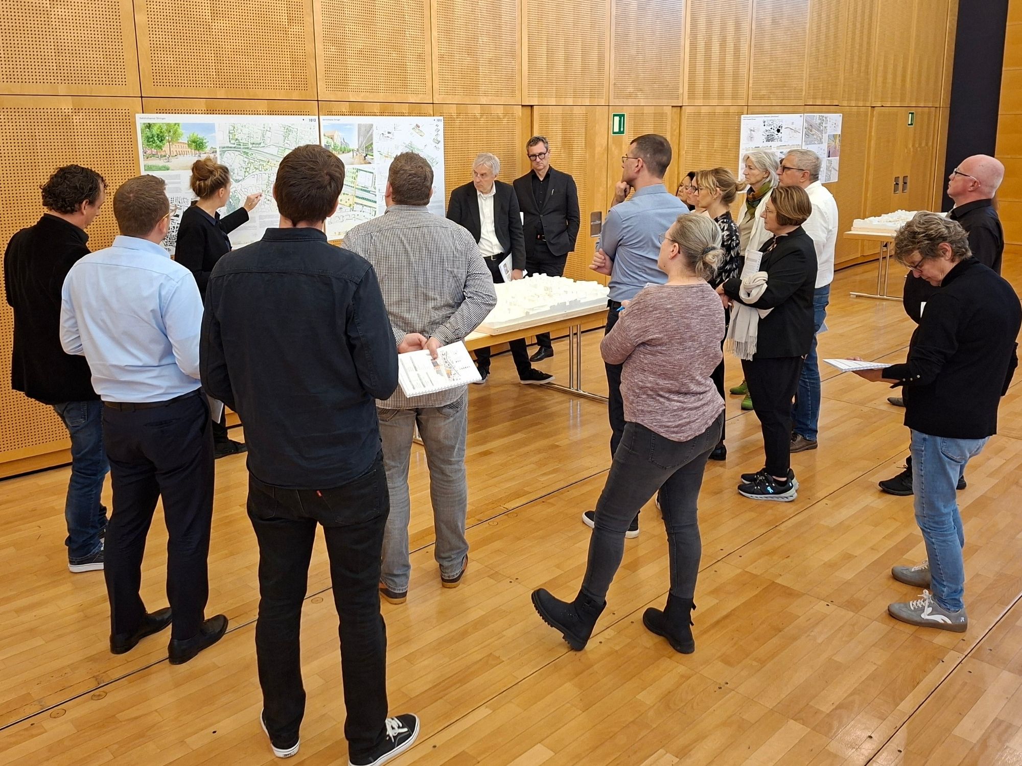 Einer Jury wird ein Entwurf präsentiert Einer Jury wird ein Entwurf präsentiert