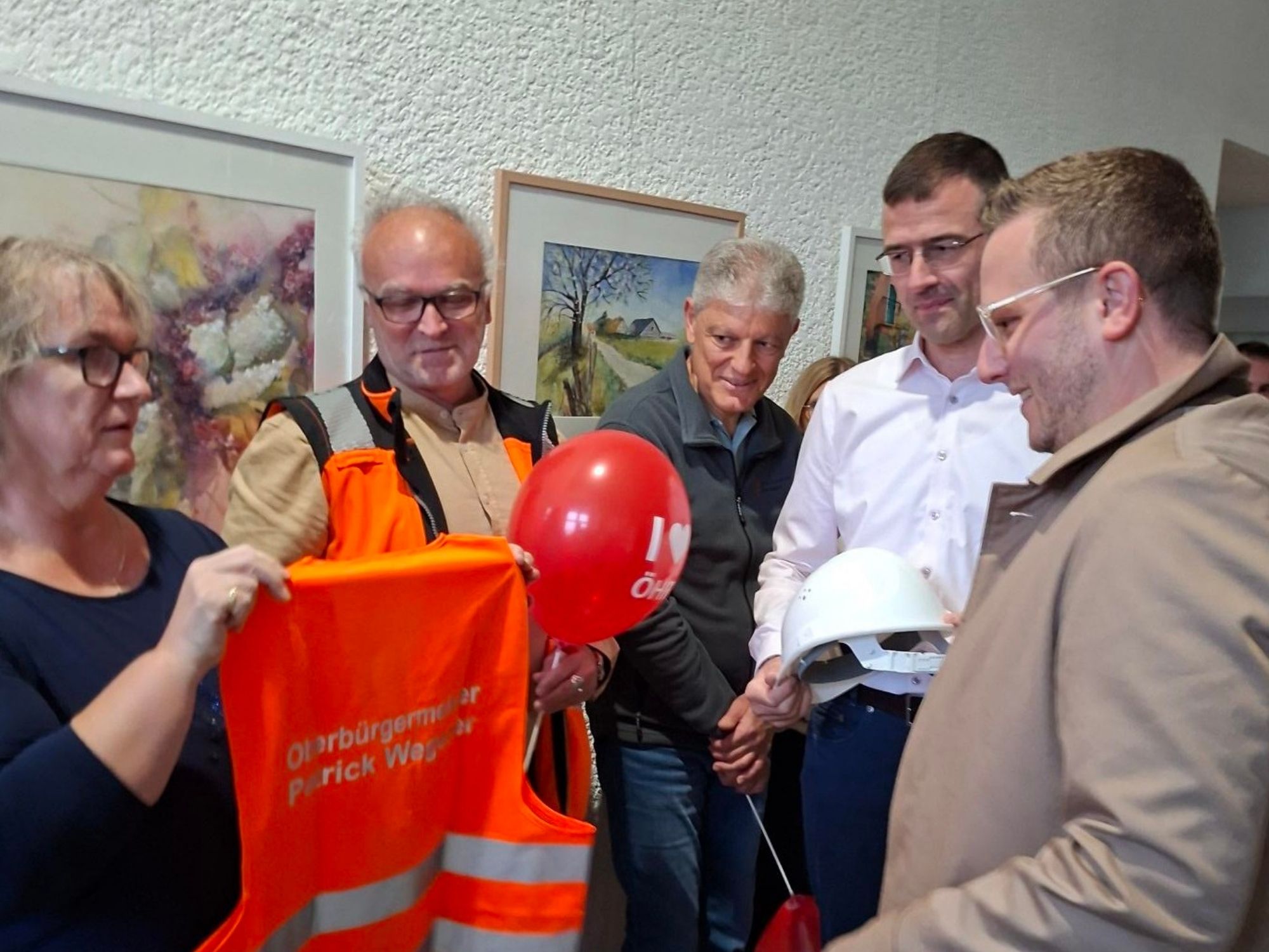 Vom Stadtbauamt gab es für den neuen Rathauschef eine personalisierte Weste mit Bauhelm. Vom Stadtbauamt gab es für den neuen Rathauschef eine personalisierte Weste mit Bauhelm.