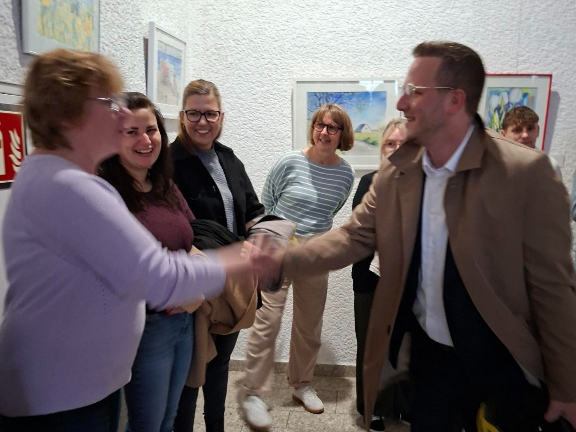 Patrick Wegener wird vom Mitarbeitenden begrüßt atrick Wegener wird vom Mitarbeitenden begrüßt