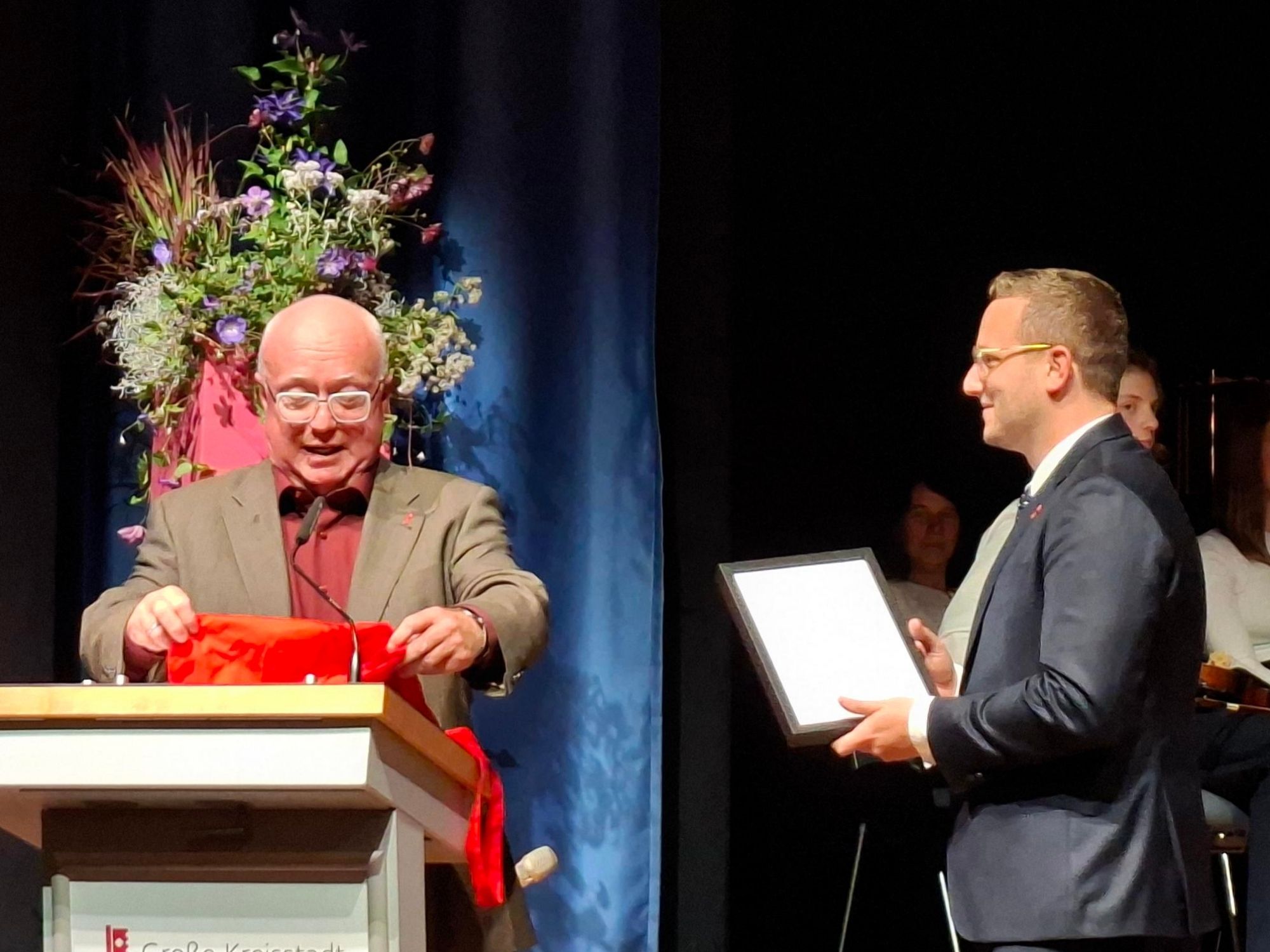 Der erste OB-Stellvertreter Ulrich Schimmel und Oberbürgermeister Patrick Wegener (r.) Der erste OB-Stellvertreter Ulrich Schimmel und Oberbürgermeister Patrick Wegener (r.)