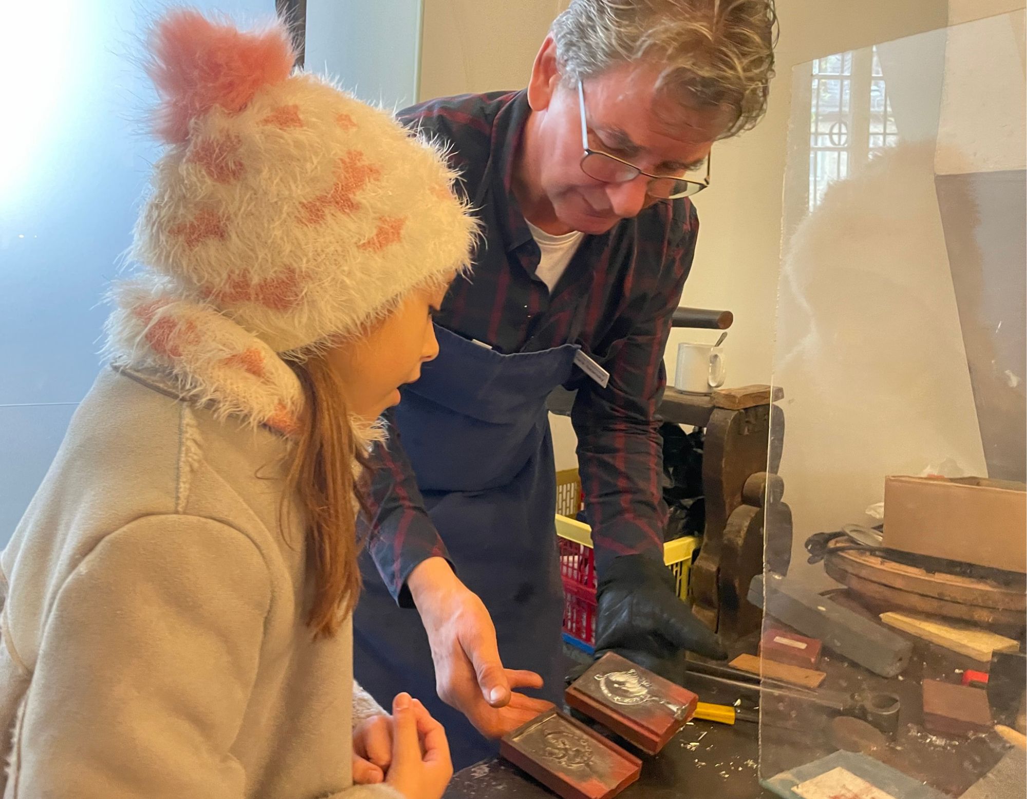 Ein Mann und ein Kind gießen Zinnfiguren für den Weihnachtsbaum