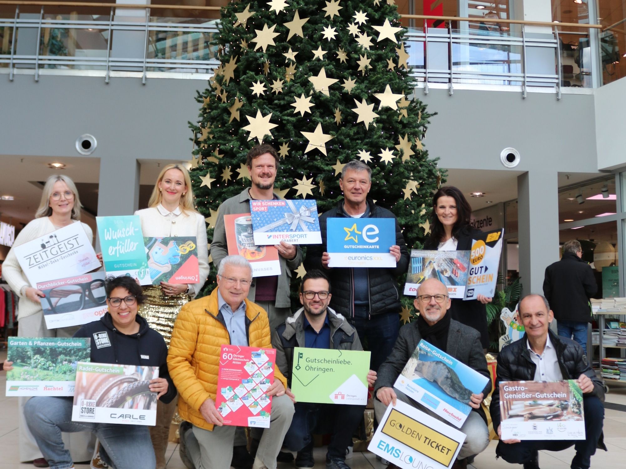 Zahlreiche Gutscheine werden als Gewinne gezeigt.