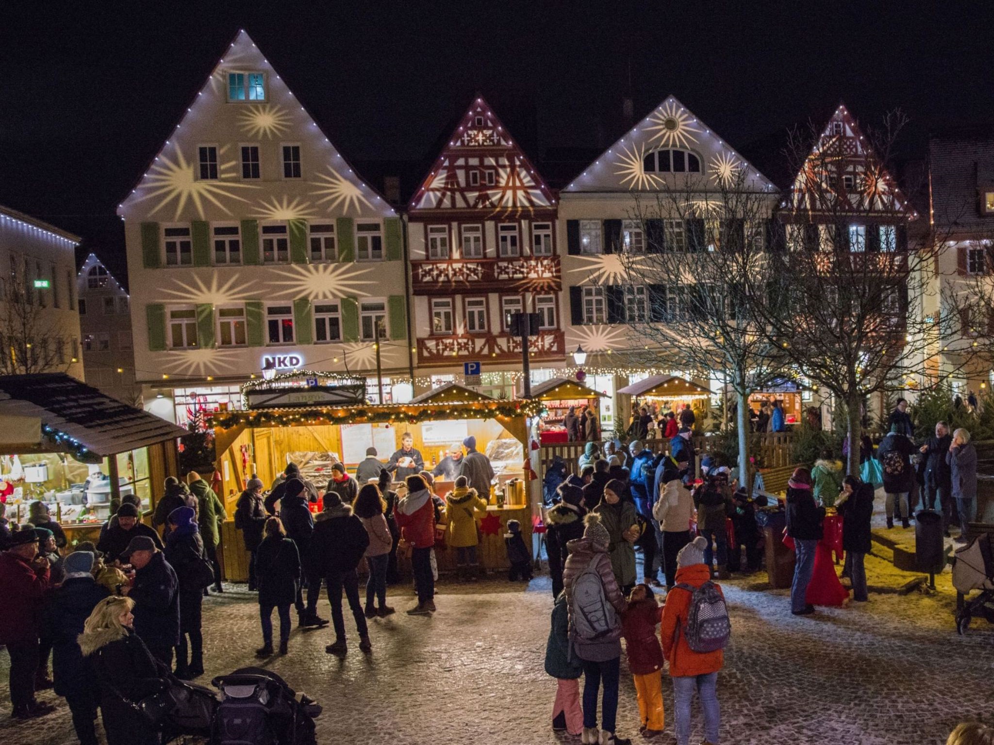 Viele Menschen treffen sich auf dem Öhringer Weihnachtsmarkt.
