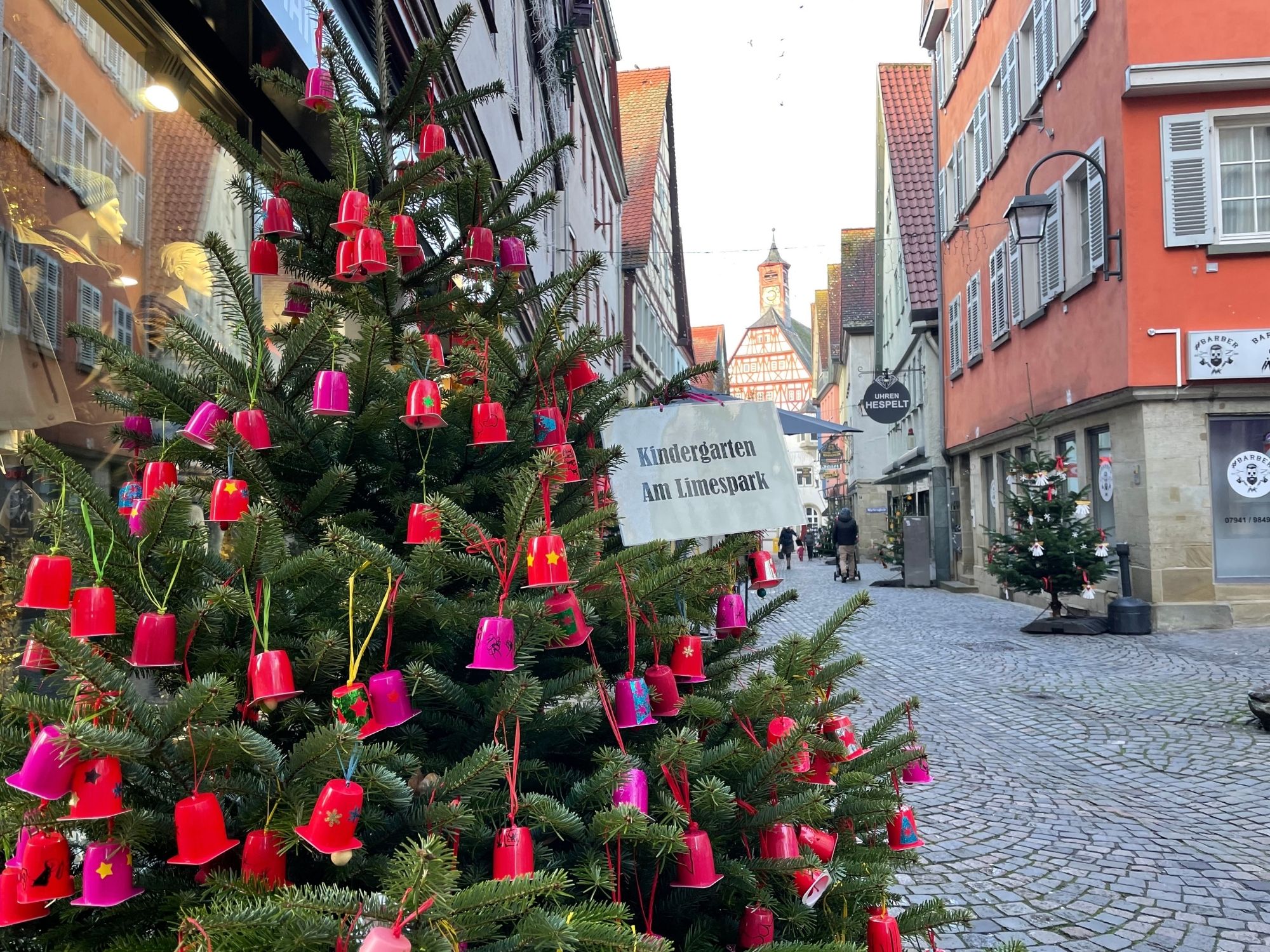 Eine Spraydose verziert eine Wand