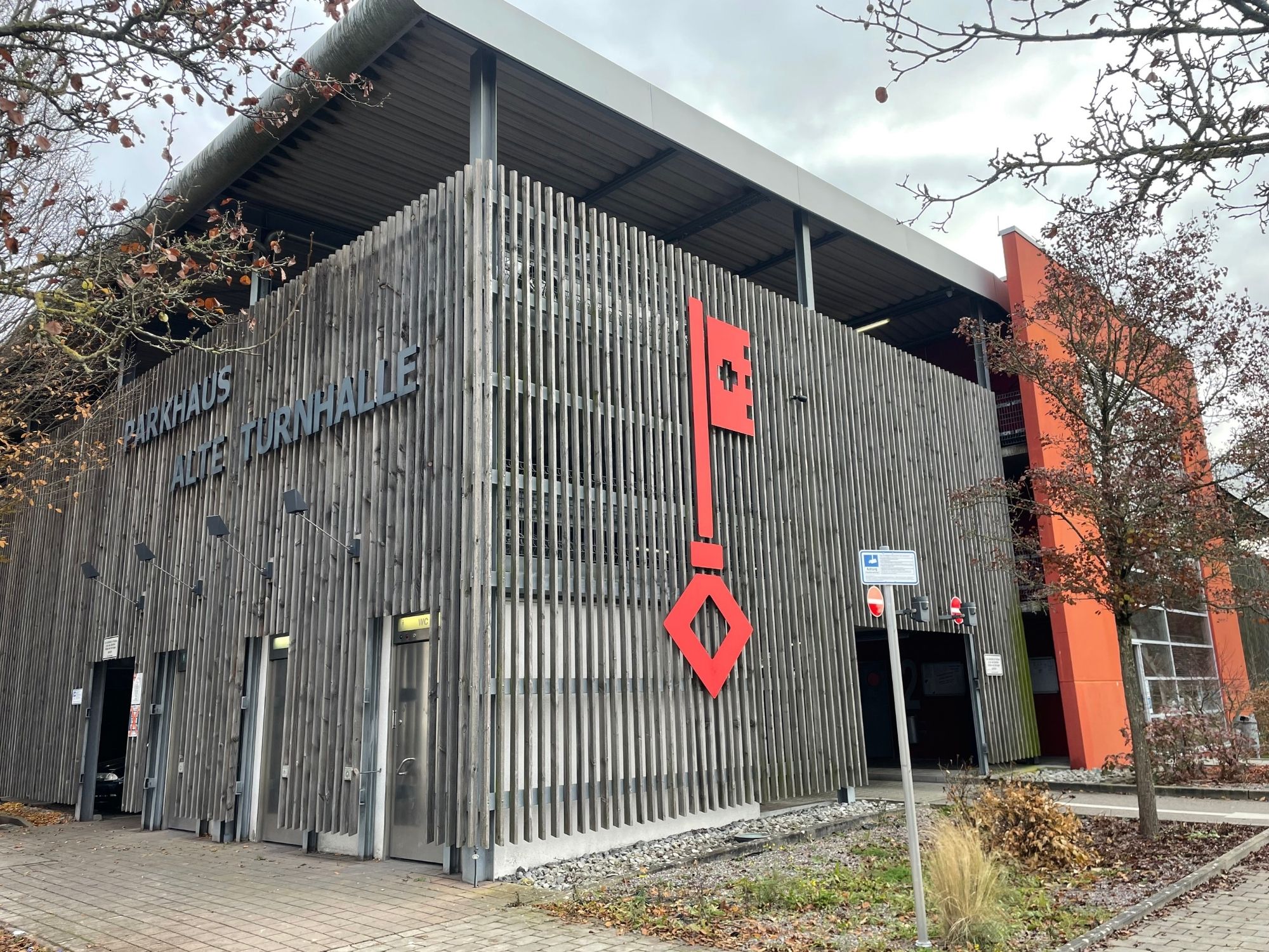 Eine Spraydose verziert eine Wand