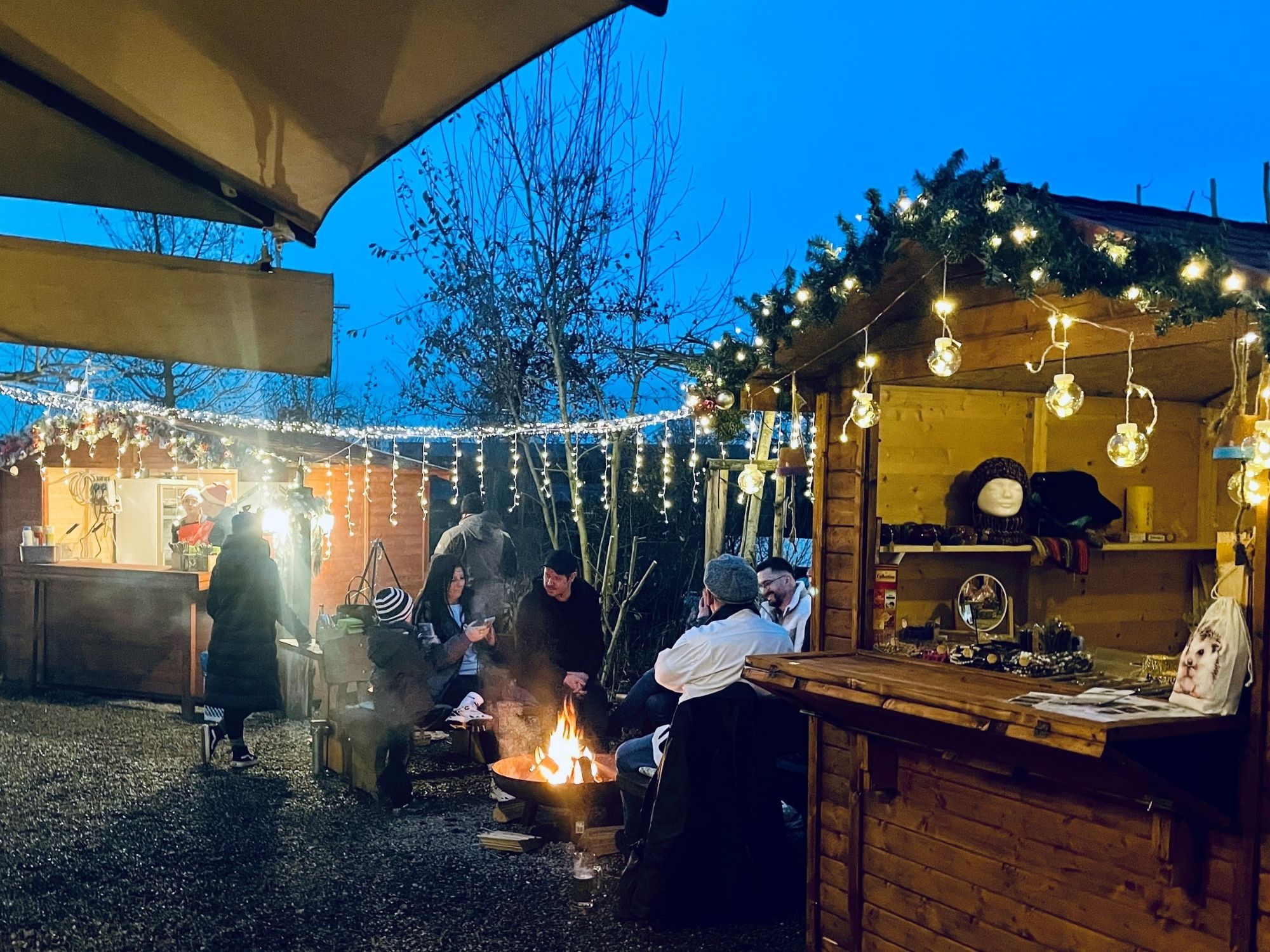 Gemütliche Atmosphäre auf dem Winterdörfle beim HEICamp