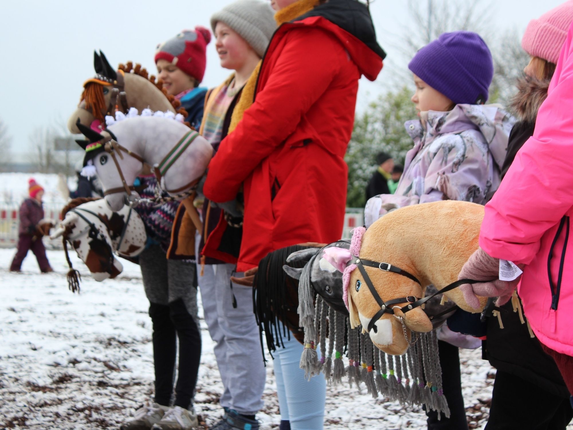 Kinder mit Steckenpferde