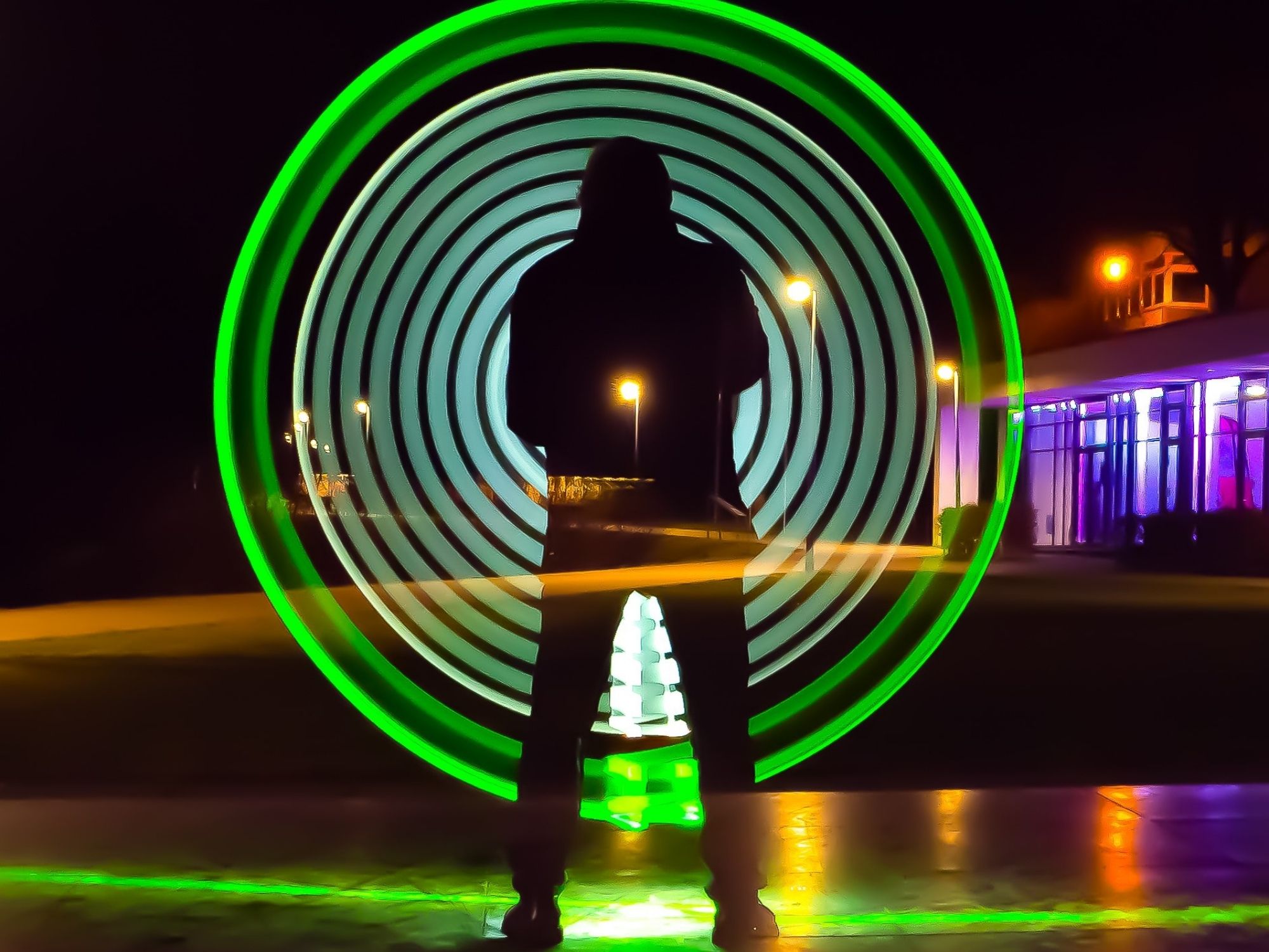 menschliche Figur scheint vor grünen Lichtkreisen zu stehen