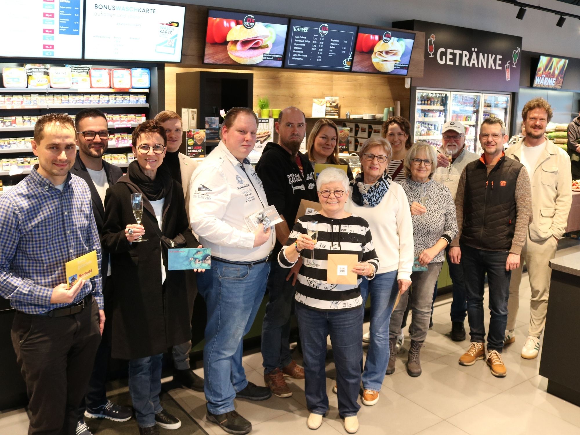 Gewinnerinnen und Gewinner der Preise Kategorie 1 bis 3 der 60. Glücksscheinaktion mit dem Vorstand des Öhringer Stadtmarketingvereins bei der Gewinnübergabe am 13.02.2026. Foto Hohenloher Zeitung