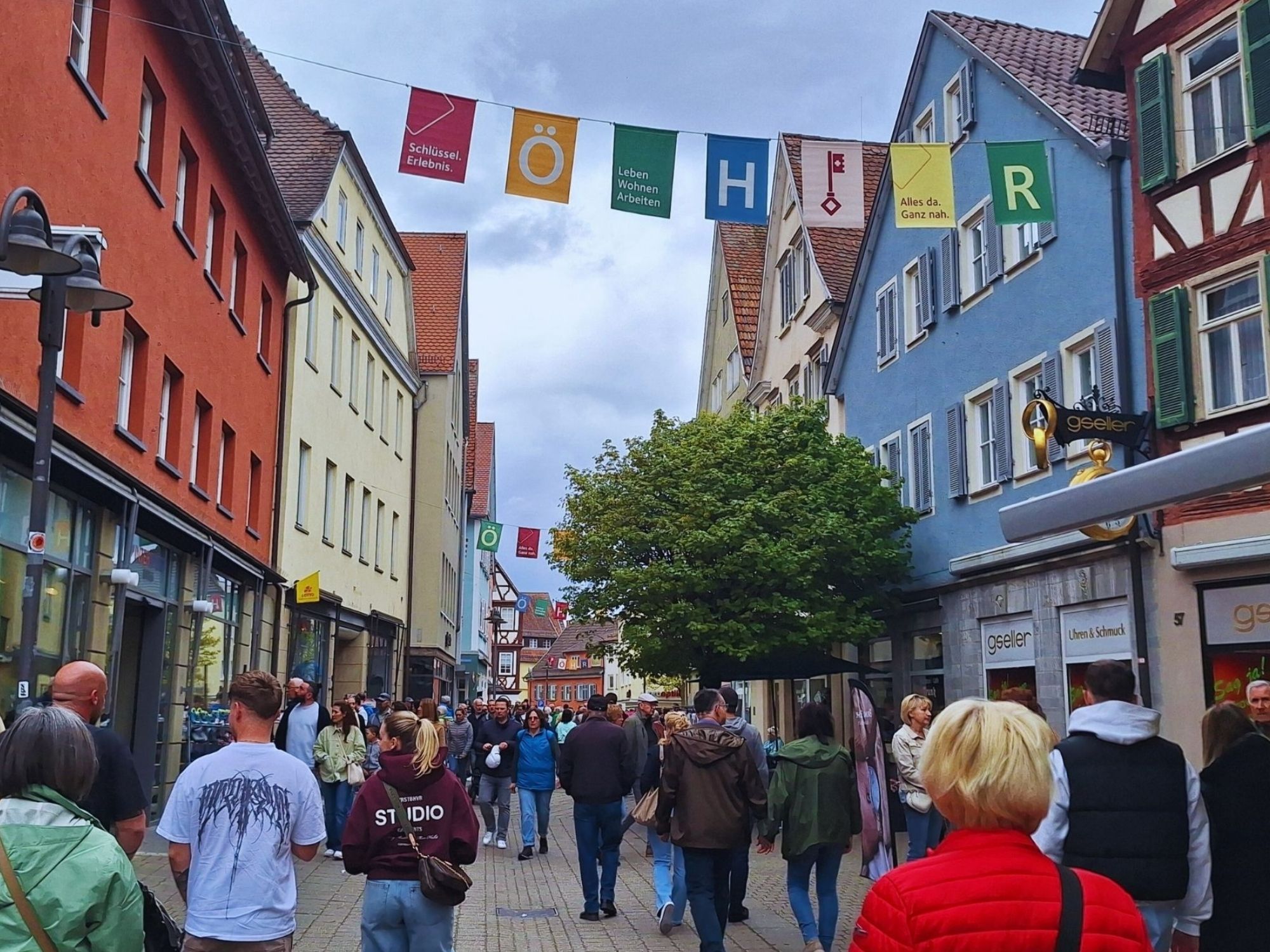 Besucher schlendern durch die Öhringer Innenstadt