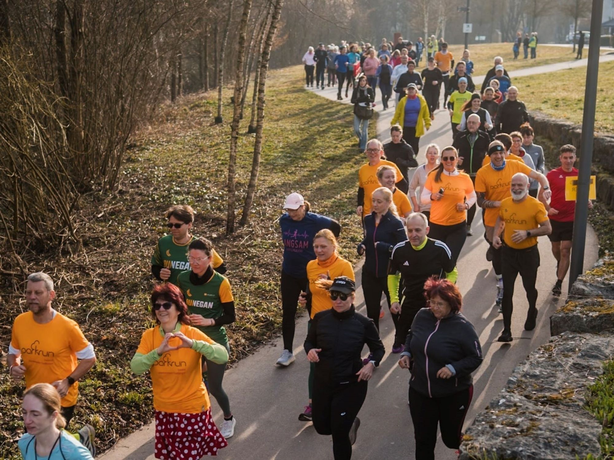 Laufende vom parkrun laufen durch den Öhringer Hofgarten