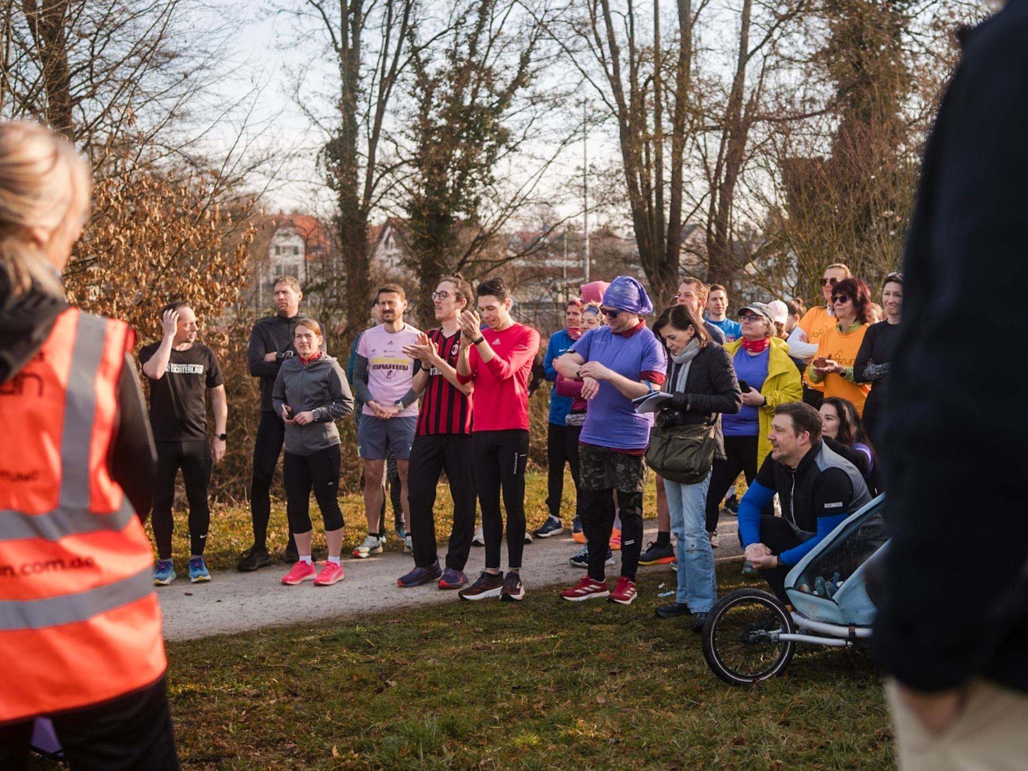 Teilnehmende warten auf den Start des parkrun