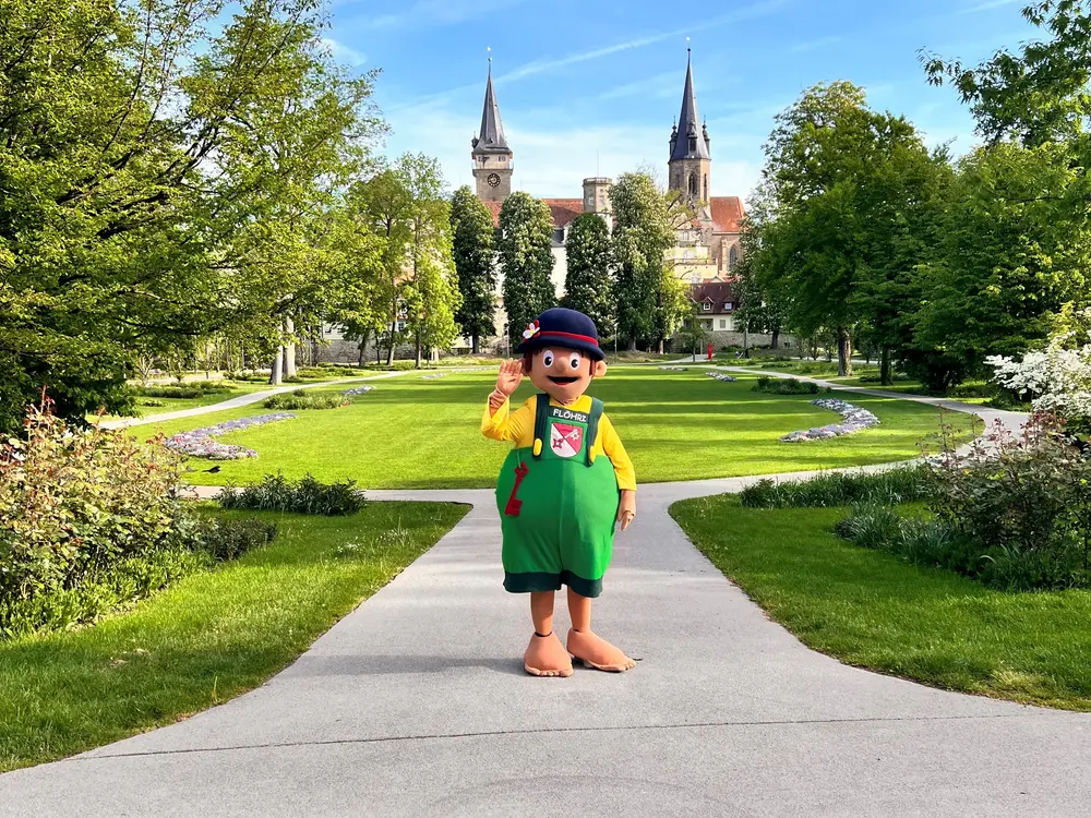 Flöhri winkt aus dem Hofgarten in Öhringen