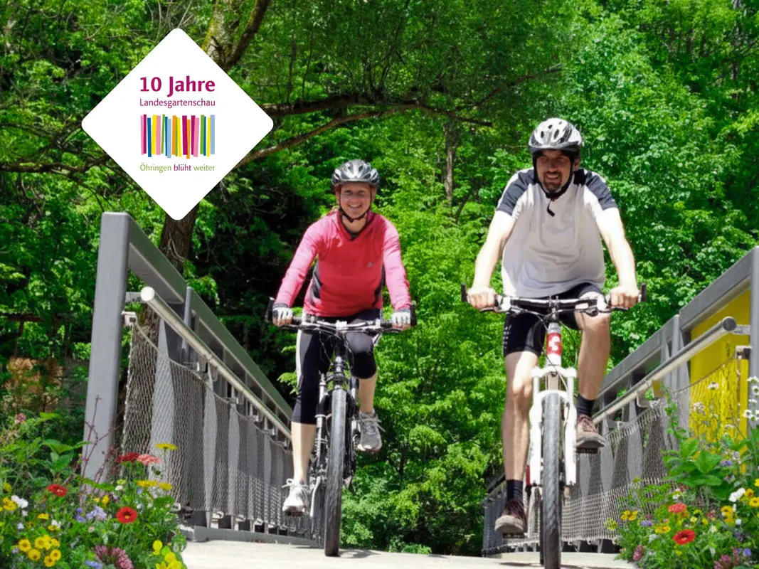 2 Fahrradfahrer auf einer Brücke