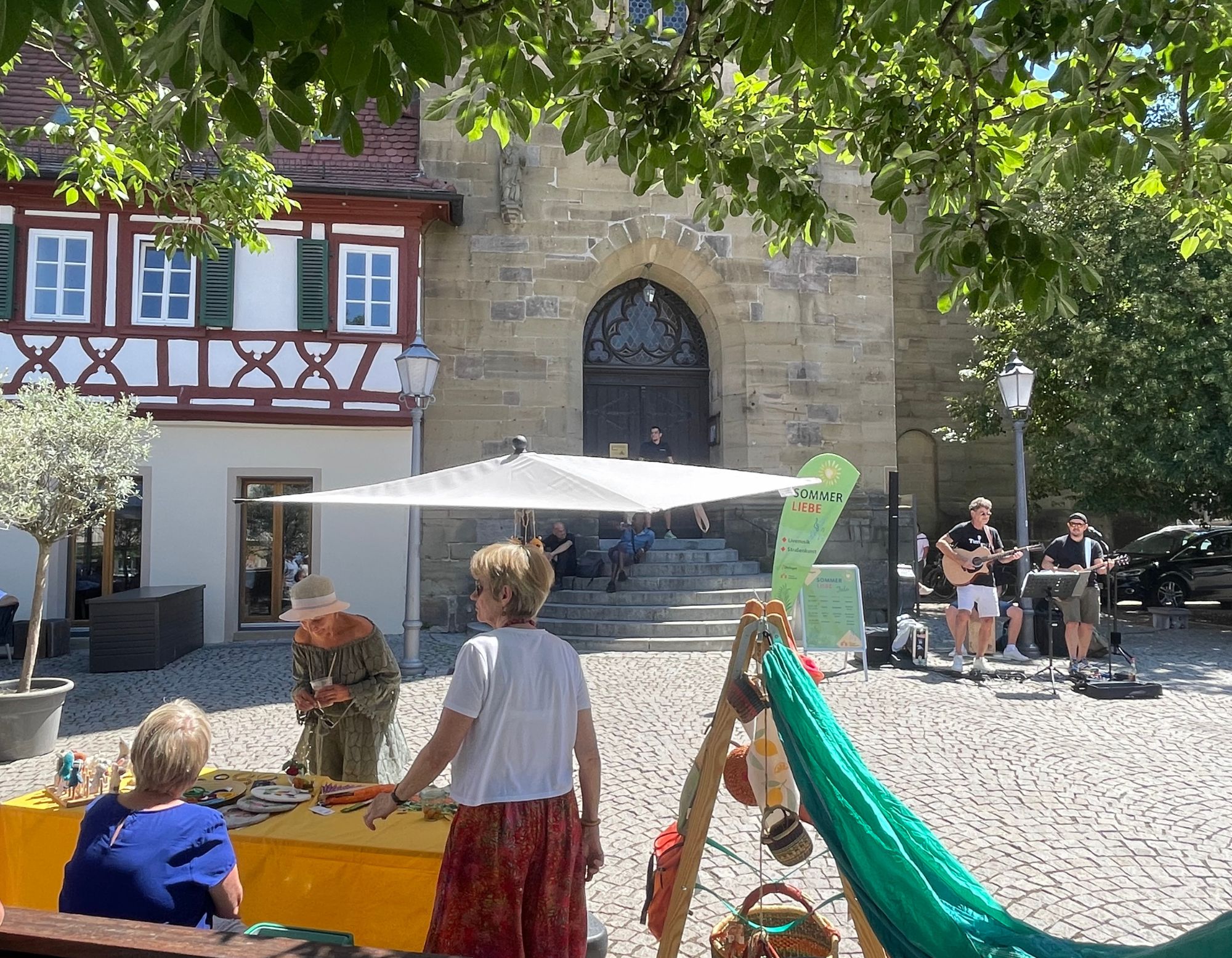 Band auf dem Wochenmarkt