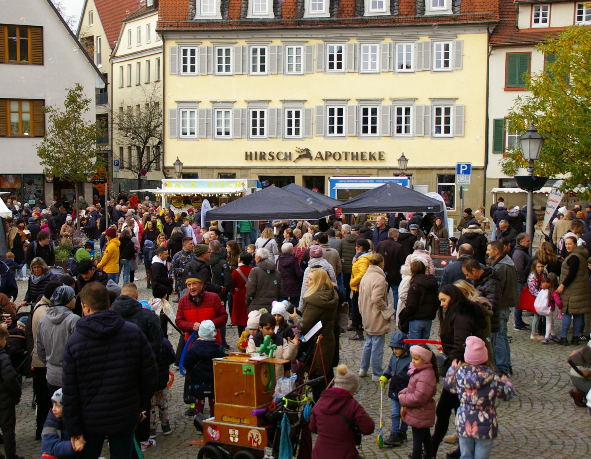 Öhringer Marktplatz mit Kindern zum Laternenlaufen